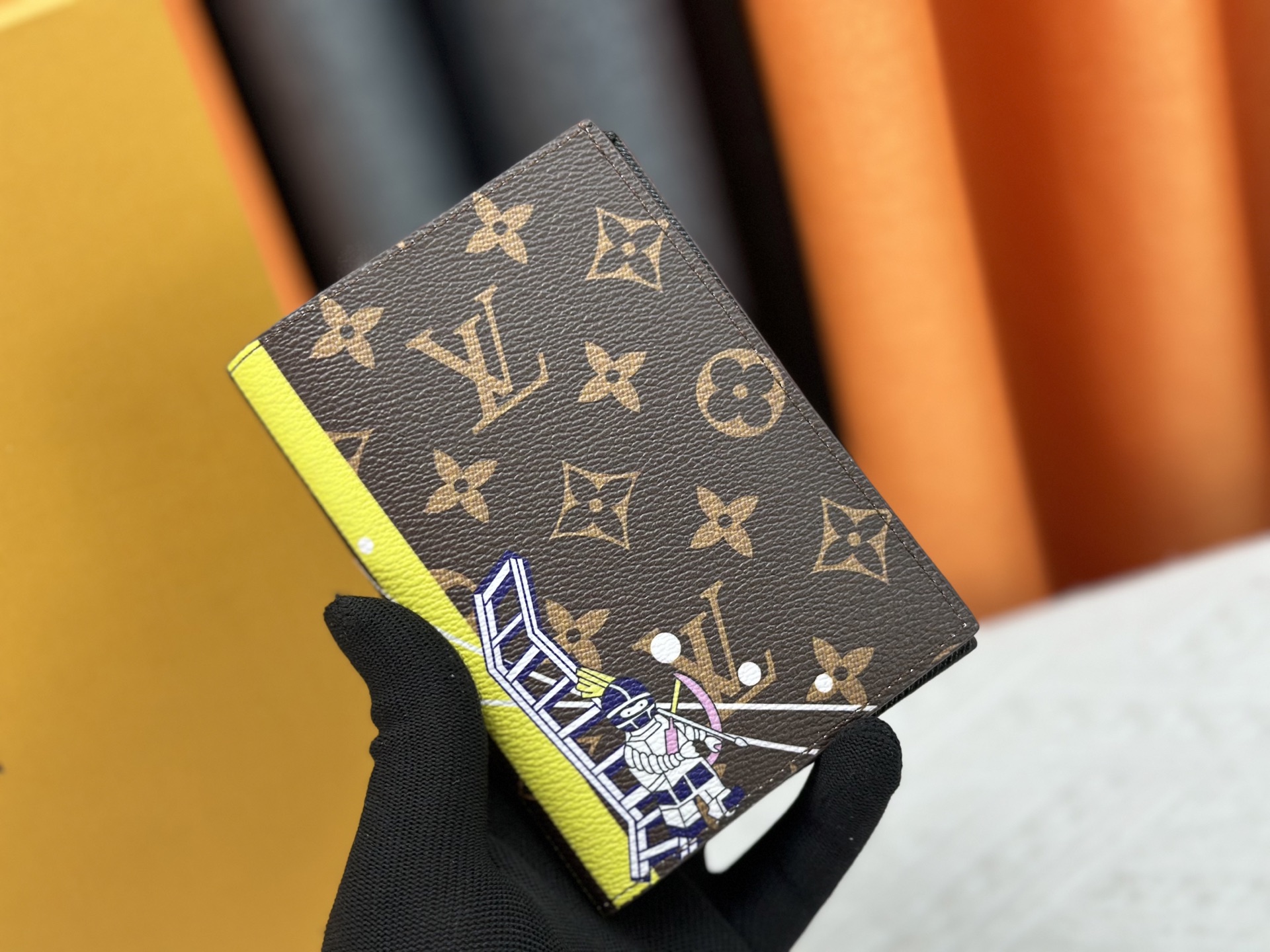 P180 M64502士兵護照夹 - 高級感溢れる粒纹小牛皮製の旅行必需品