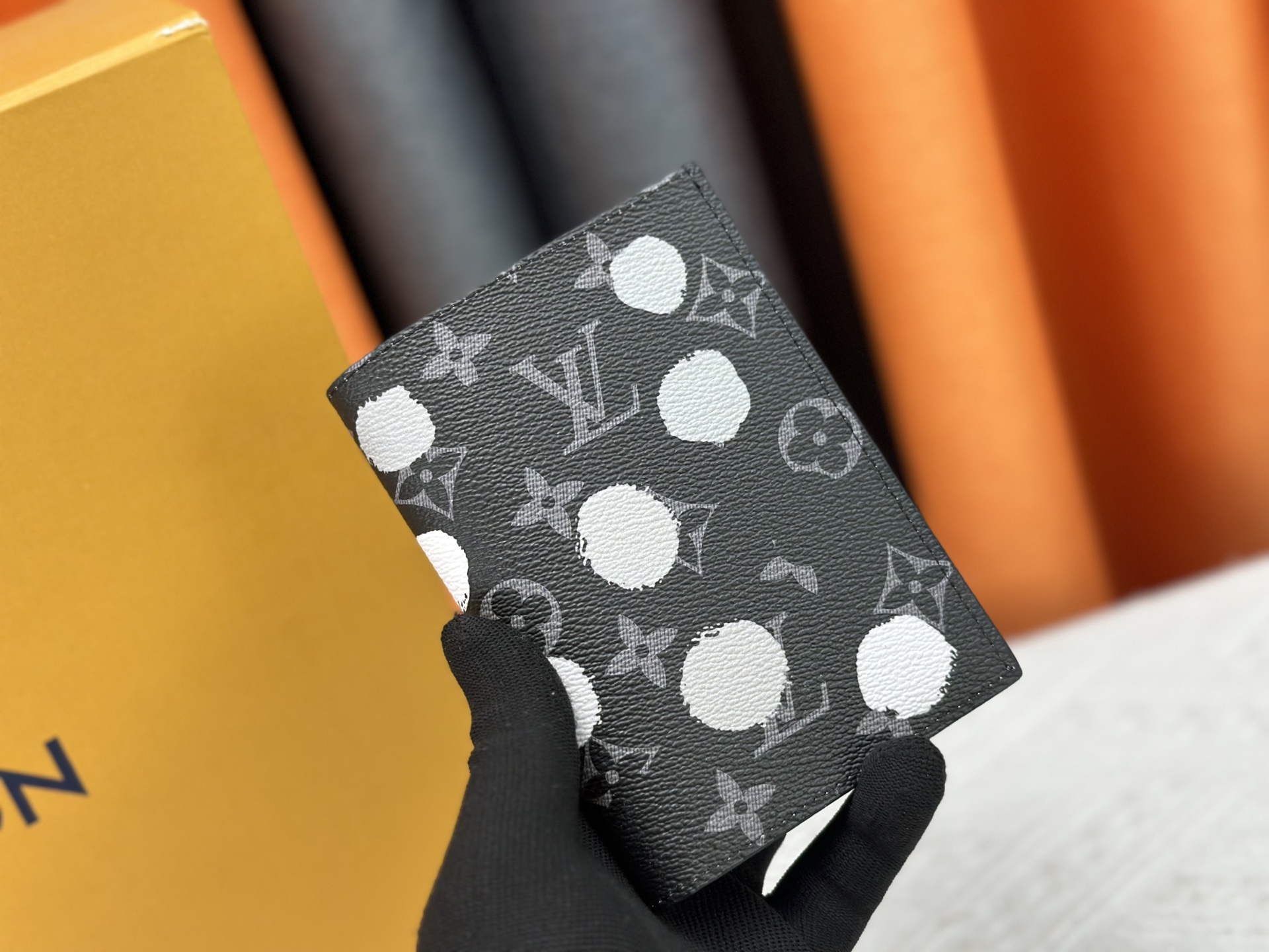 M64502 ブラック花柄パスポートケース - 贅沢な牛皮内衬と多機能デザイン