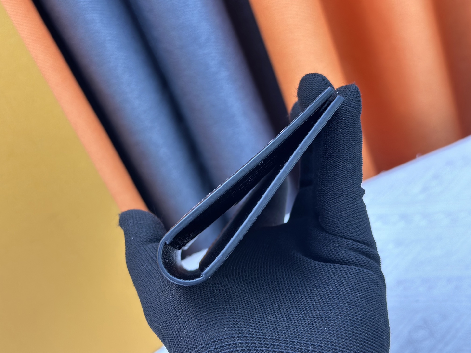 M64502 ブラック花柄パスポートケース - 贅沢な牛皮内衬と多機能デザイン