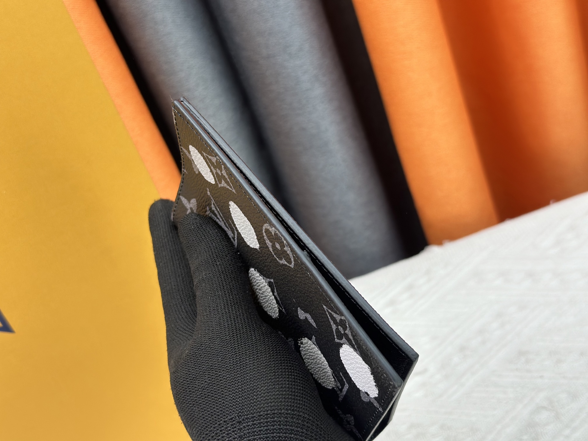 M64502 ブラック花柄パスポートケース - 贅沢な牛皮内衬と多機能デザイン