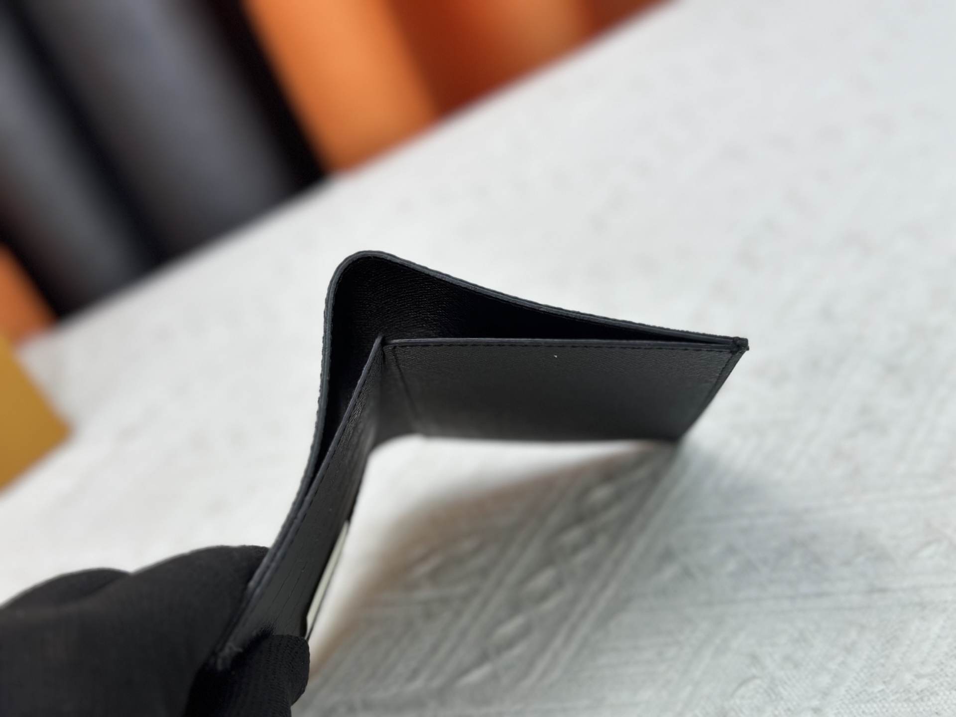 M64502 ブラック花柄パスポートケース - 贅沢な牛皮内衬と多機能デザイン