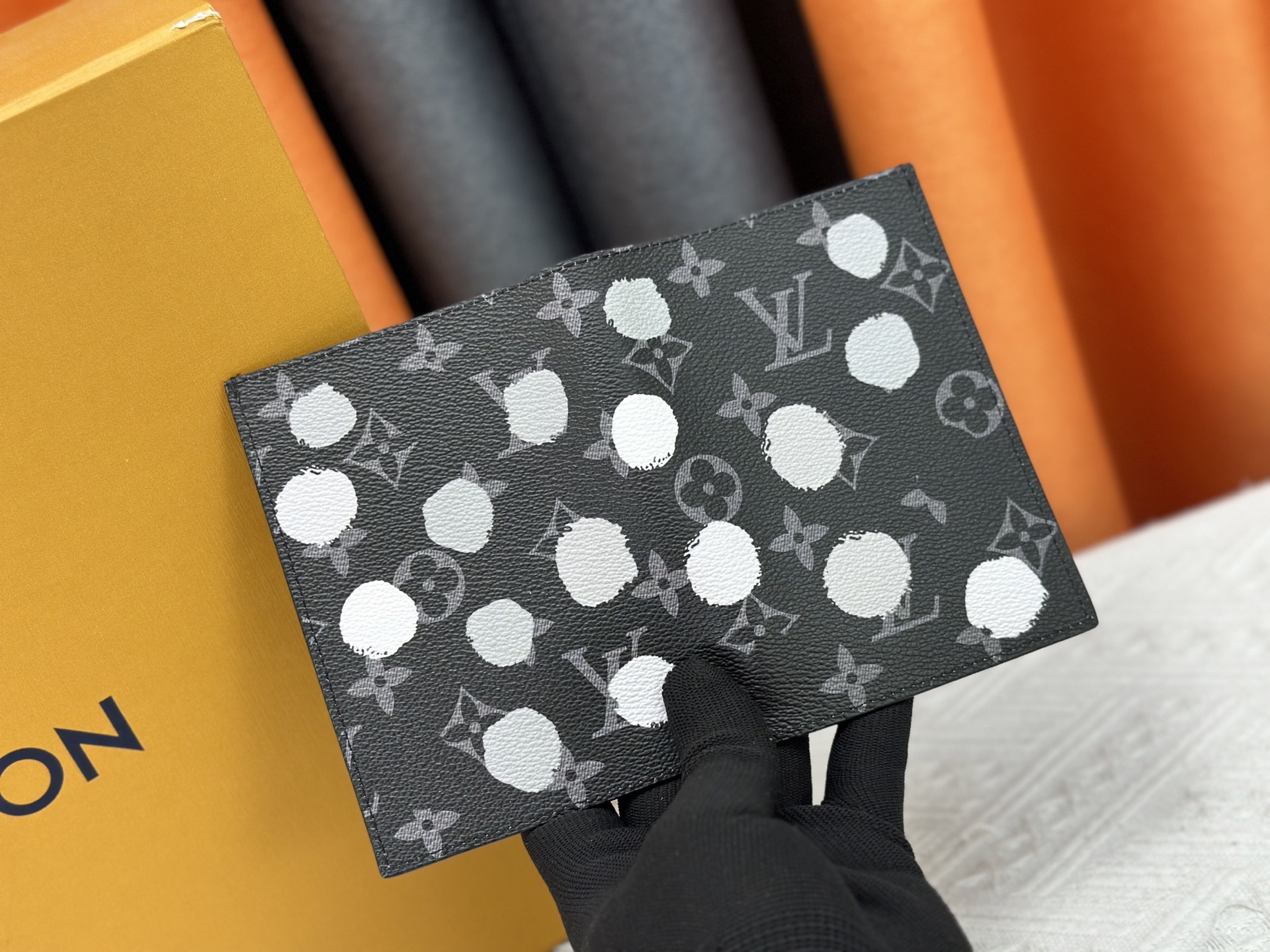 M64502 ブラック花柄パスポートケース - 贅沢な牛皮内衬と多機能デザイン