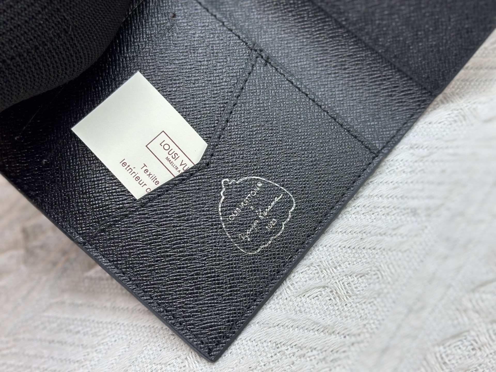 M64502 ブラック花柄パスポートケース - 贅沢な牛皮内衬と多機能デザイン