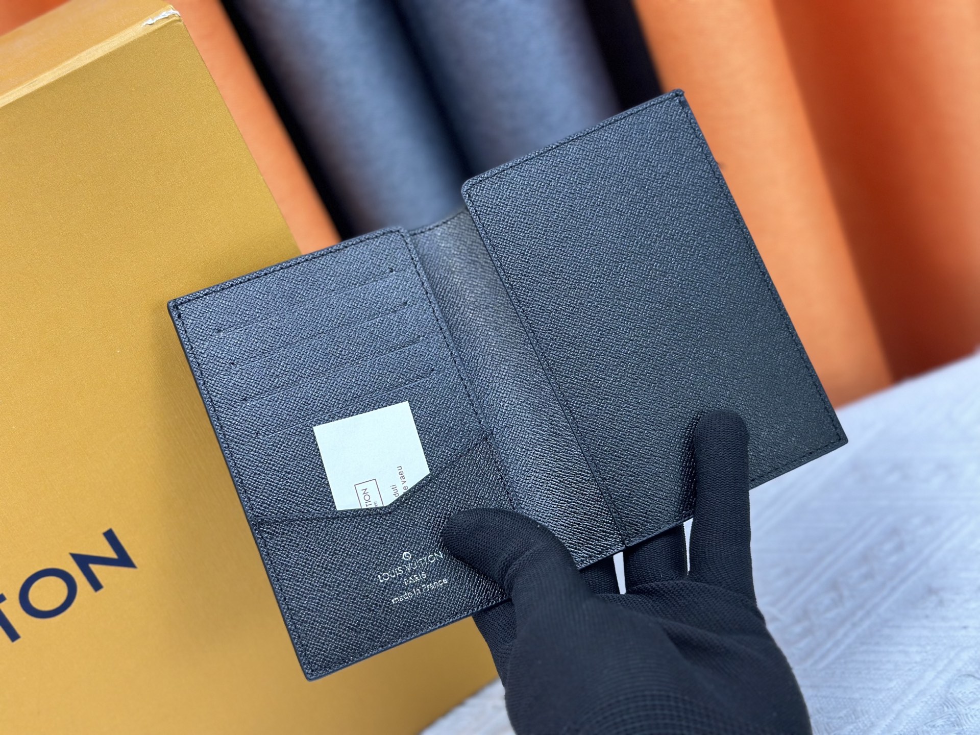 M64502 ブラック徽章パスポートケース - 上質な小牛皮使用の旅行アクセサリー