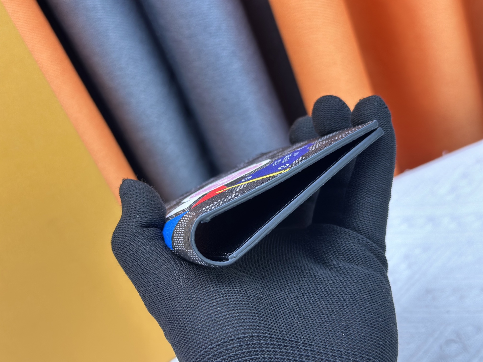 M64502 ブラック徽章パスポートケース - 上質な小牛皮使用の旅行アクセサリー