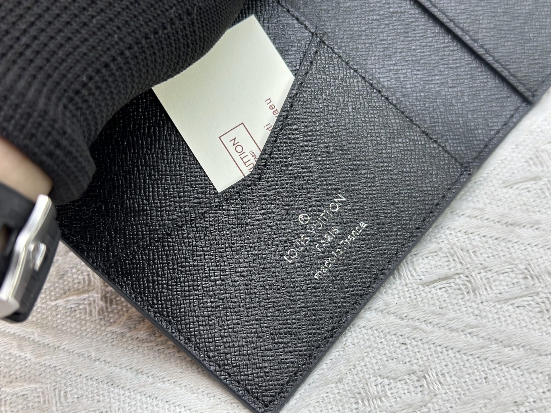 M64502 ブラック徽章パスポートケース - 上質な小牛皮使用の旅行アクセサリー