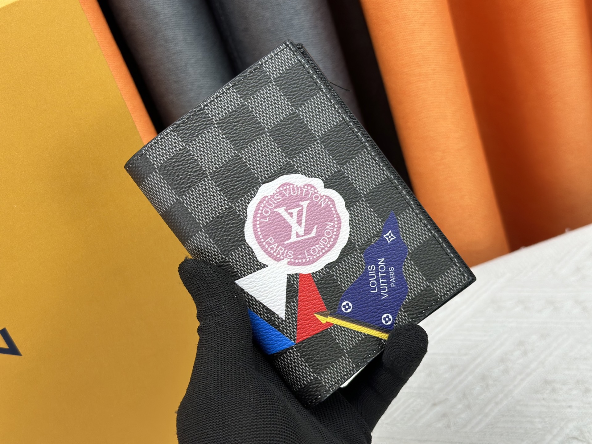 M64502 ブラック徽章パスポートケース - 上質な小牛皮使用の旅行アクセサリー