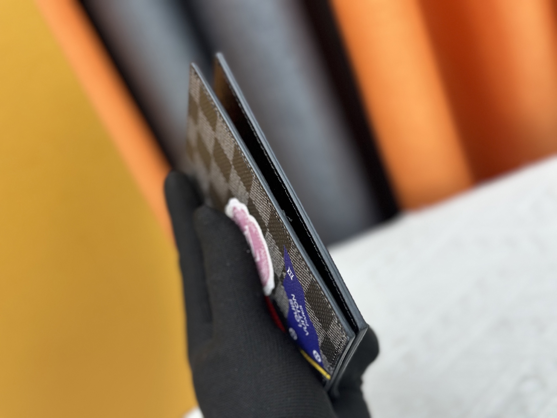 M64502 ブラック徽章パスポートケース - 上質な小牛皮使用の旅行アクセサリー