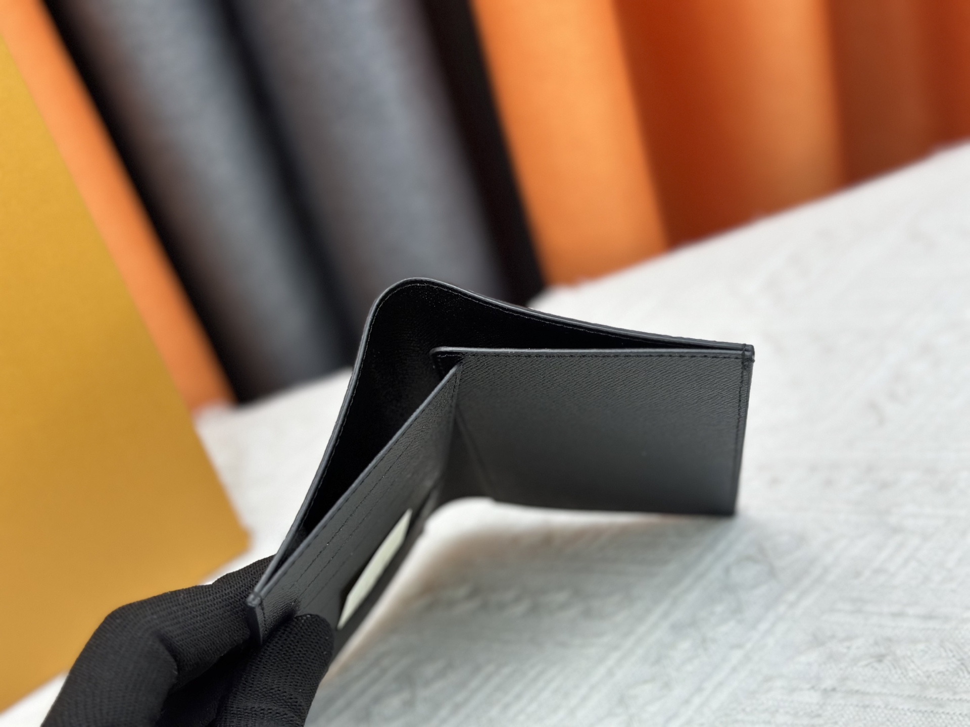 M64502 ブラック徽章パスポートケース - 上質な小牛皮使用の旅行アクセサリー