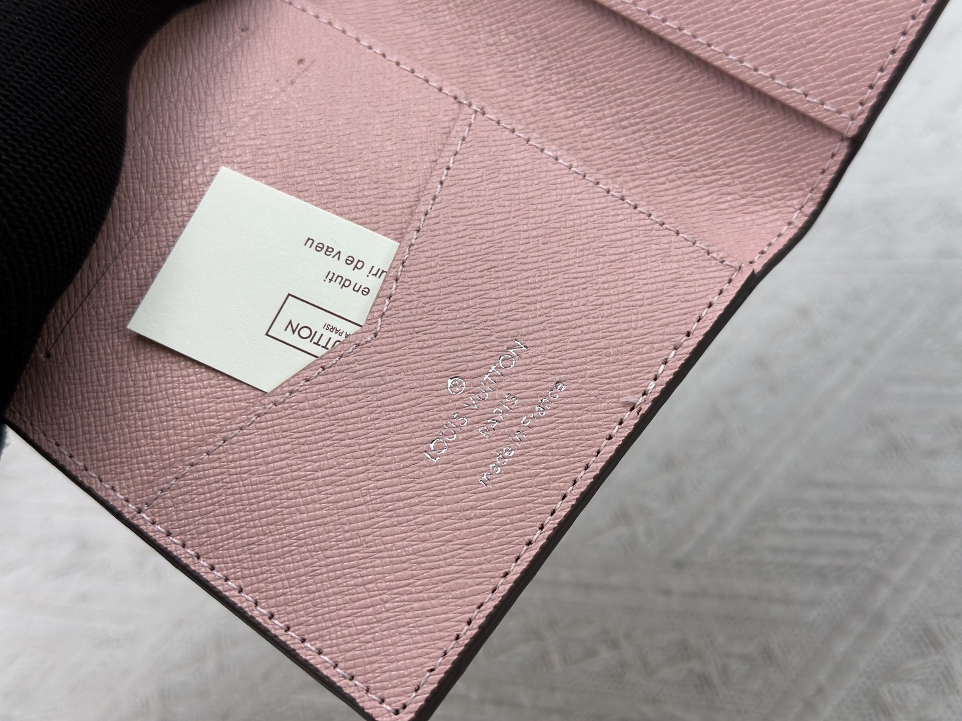 M64502 老花丝印摩天轮パスポートケース - 高級感と実用性を兼ね備えた旅行の必需品