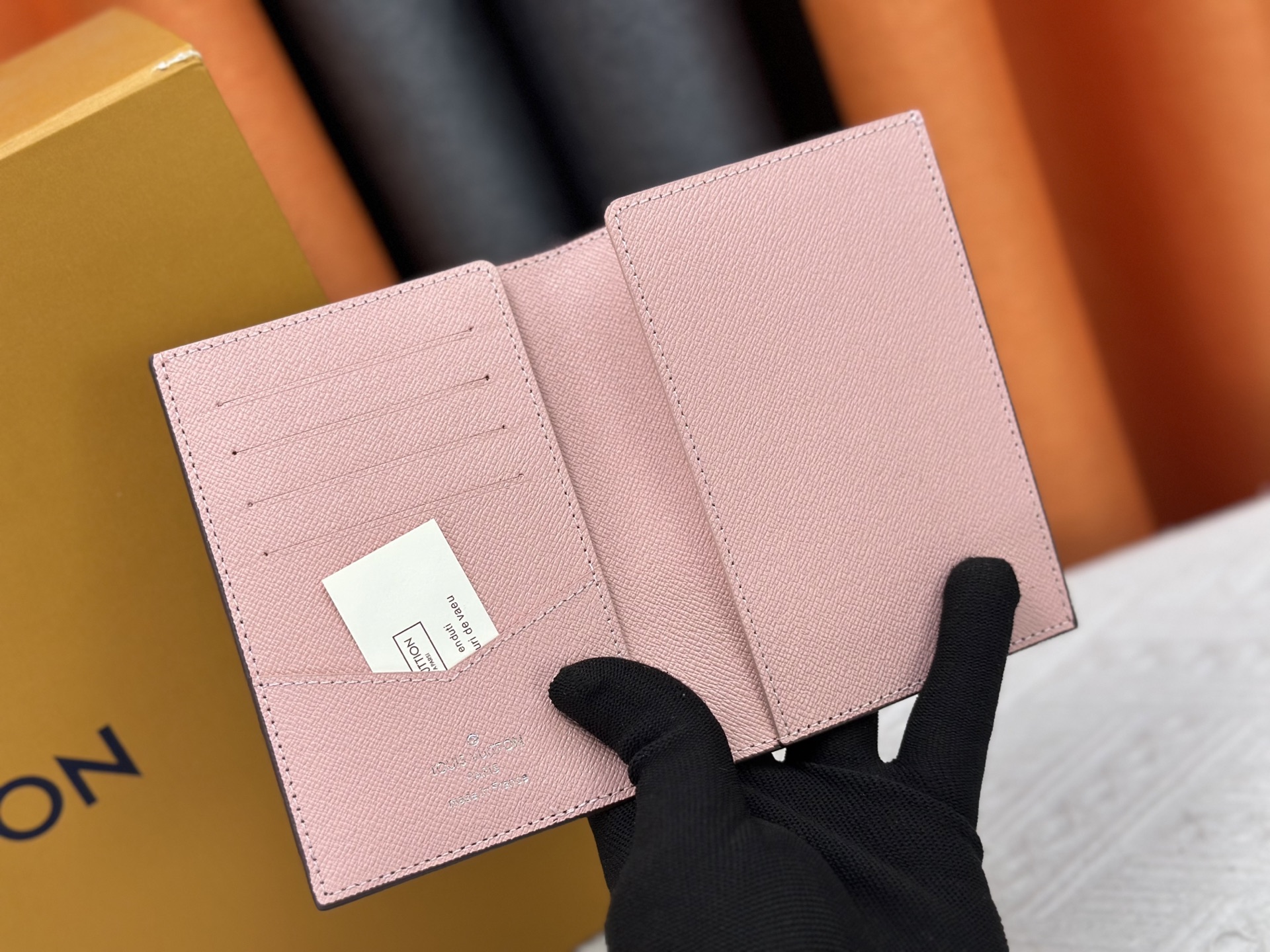 M64502 老花丝印摩天轮パスポートケース - 高級感と実用性を兼ね備えた旅行の必需品