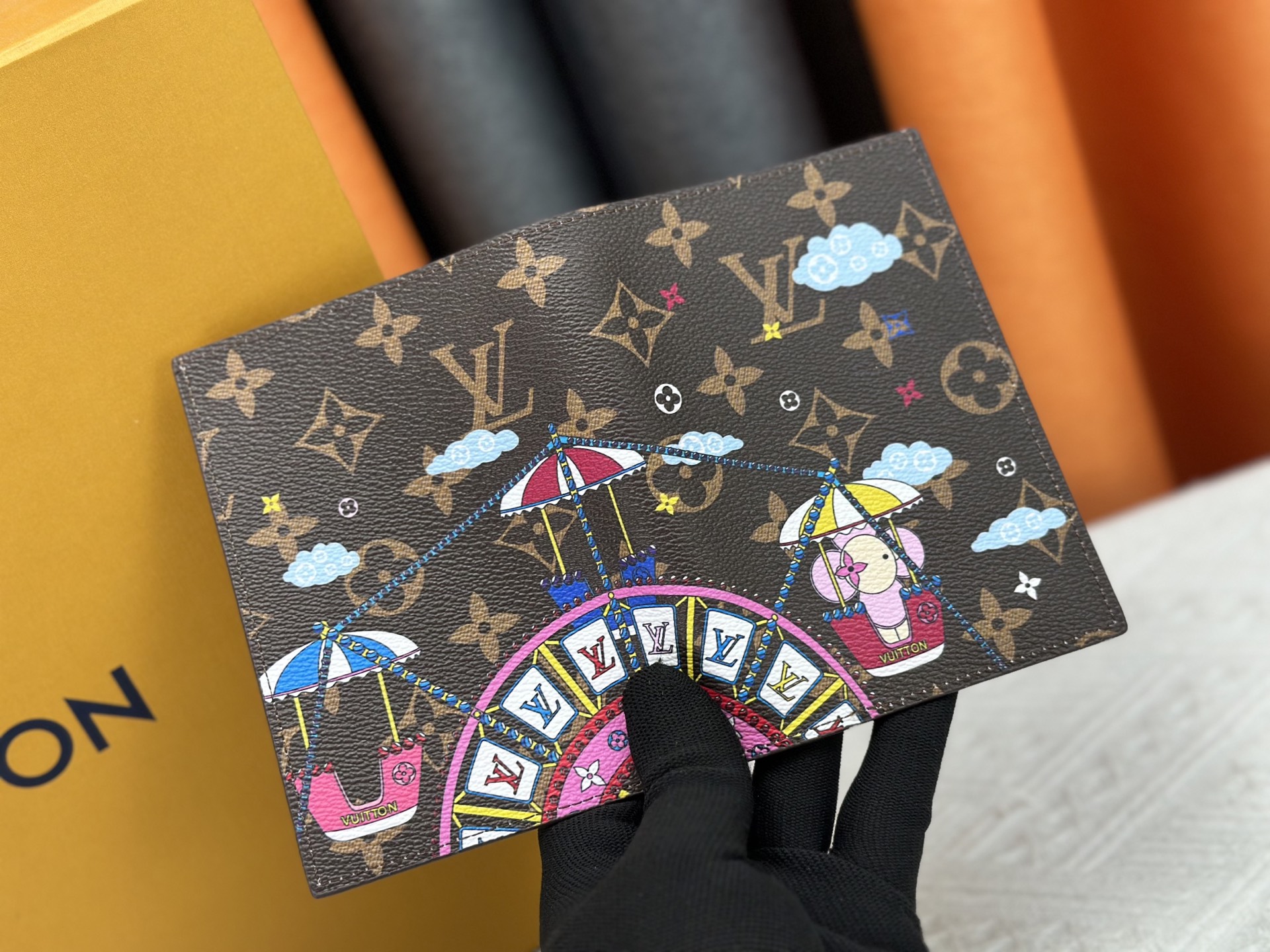 M64502 老花丝印摩天轮パスポートケース - 高級感と実用性を兼ね備えた旅行の必需品