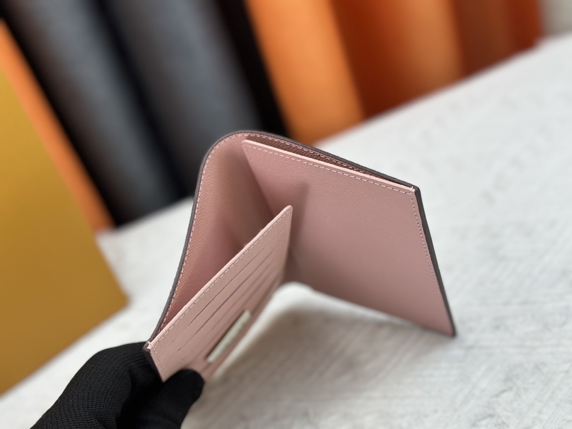 M64502 老花丝印摩天轮パスポートケース - 高級感と実用性を兼ね備えた旅行の必需品