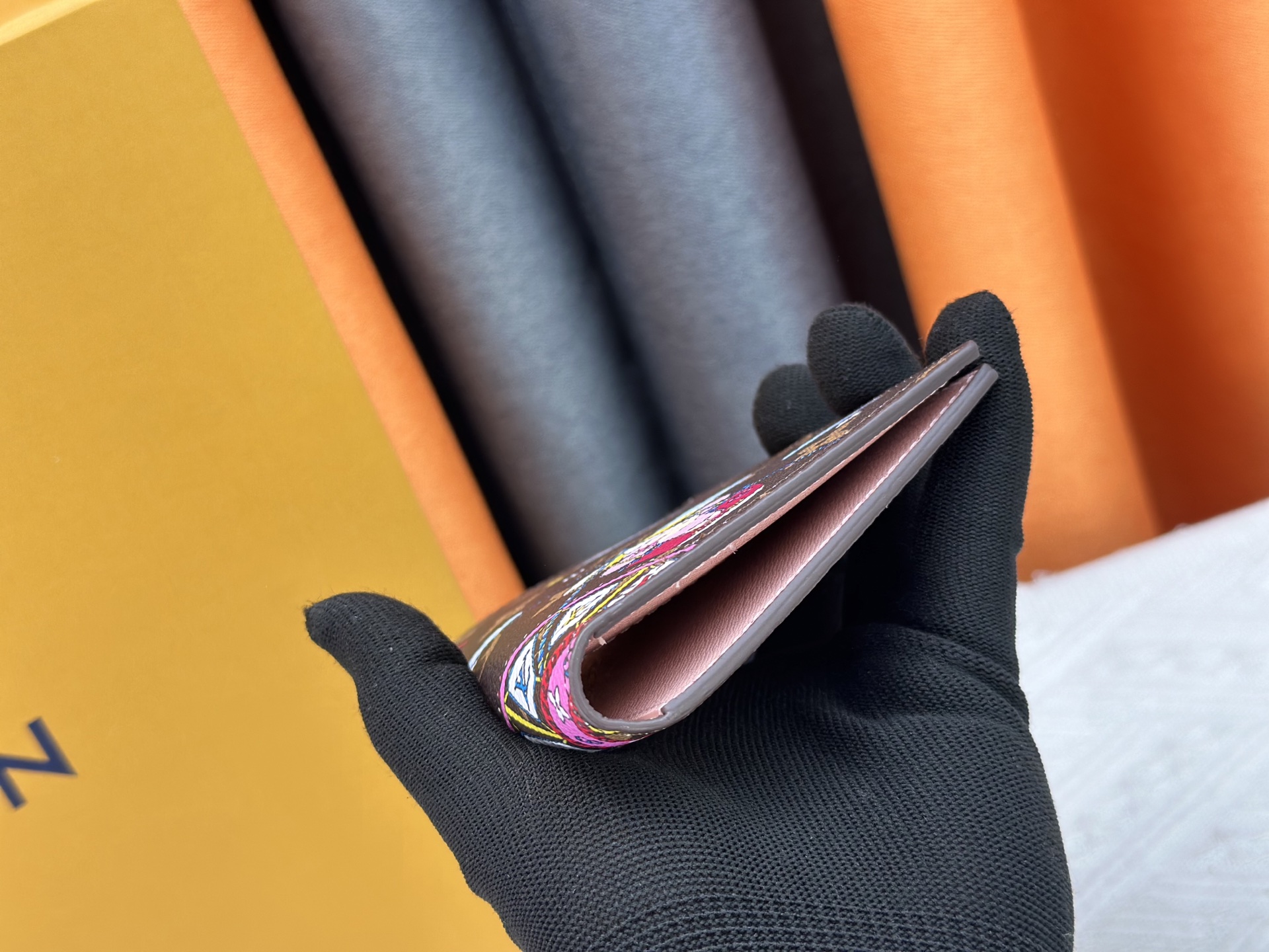 M64502 老花丝印摩天轮パスポートケース - 高級感と実用性を兼ね備えた旅行の必需品