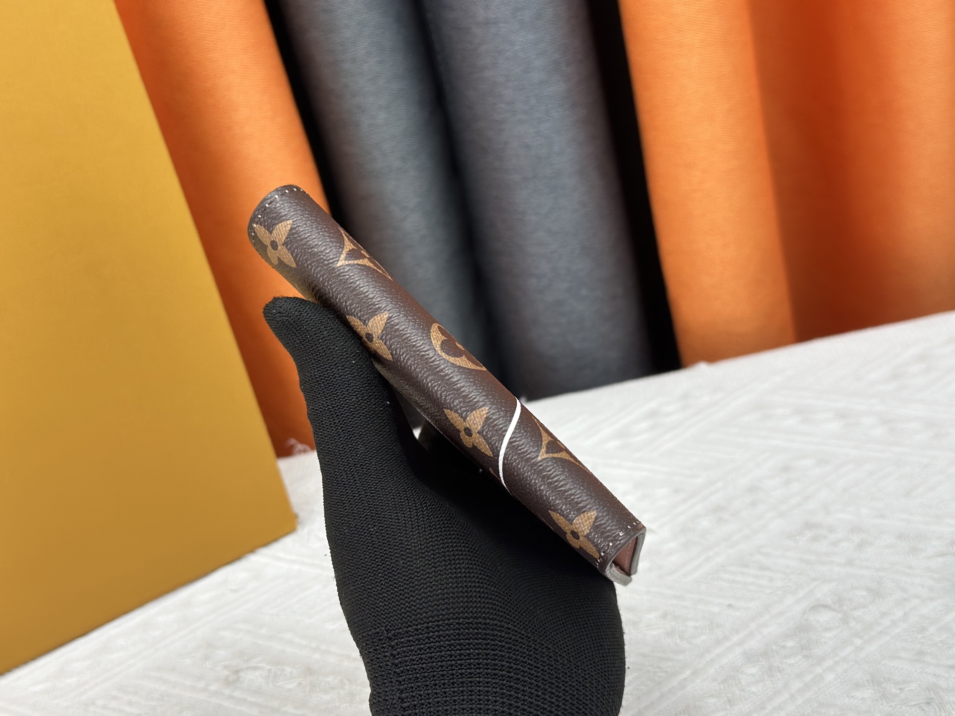 M64502老花丝印風筝パスポートケース - 贅沢な小牛皮内装と多機能デザイン