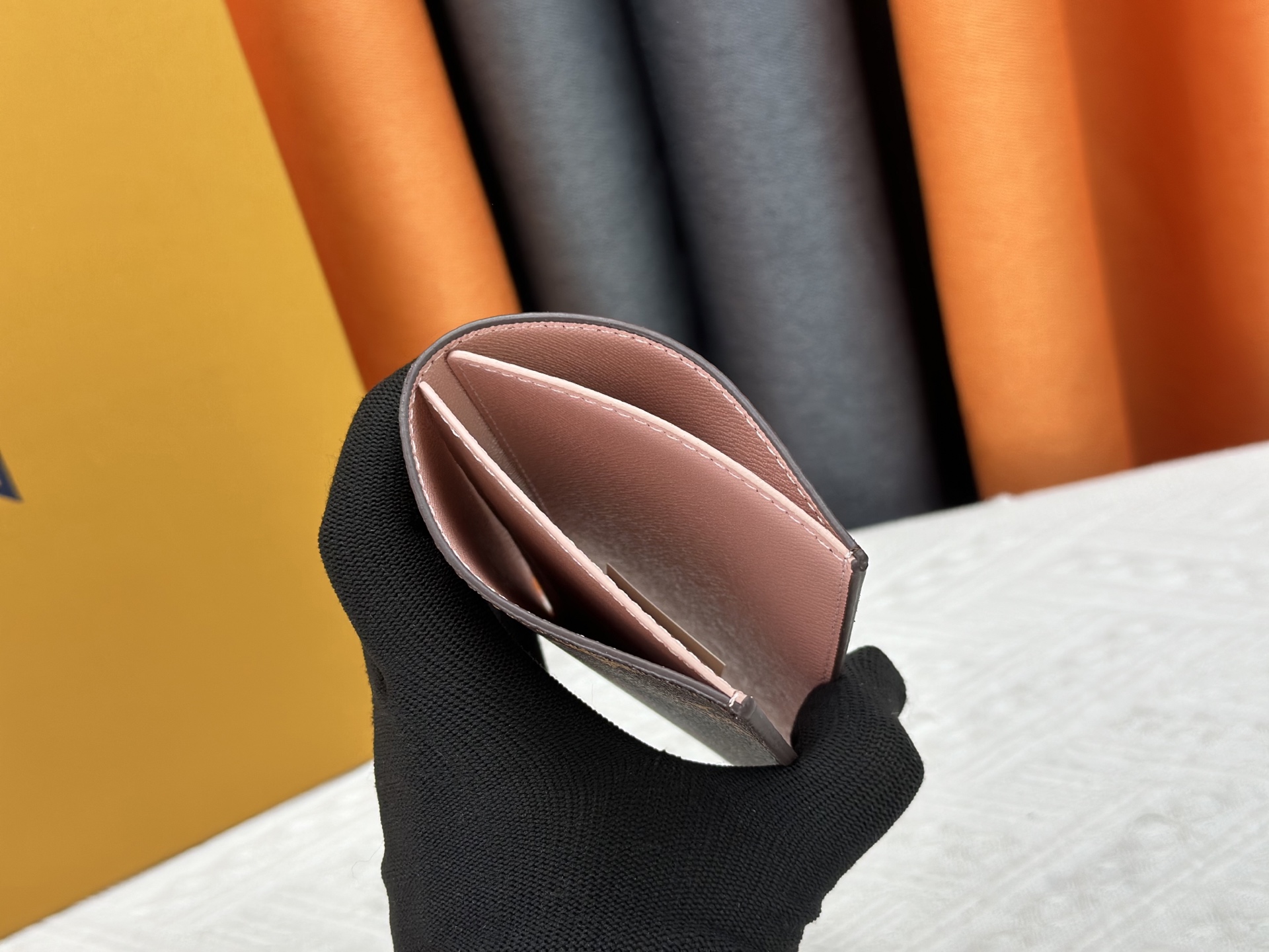 M64502老花丝印風筝パスポートケース - 贅沢な小牛皮内装と多機能デザイン