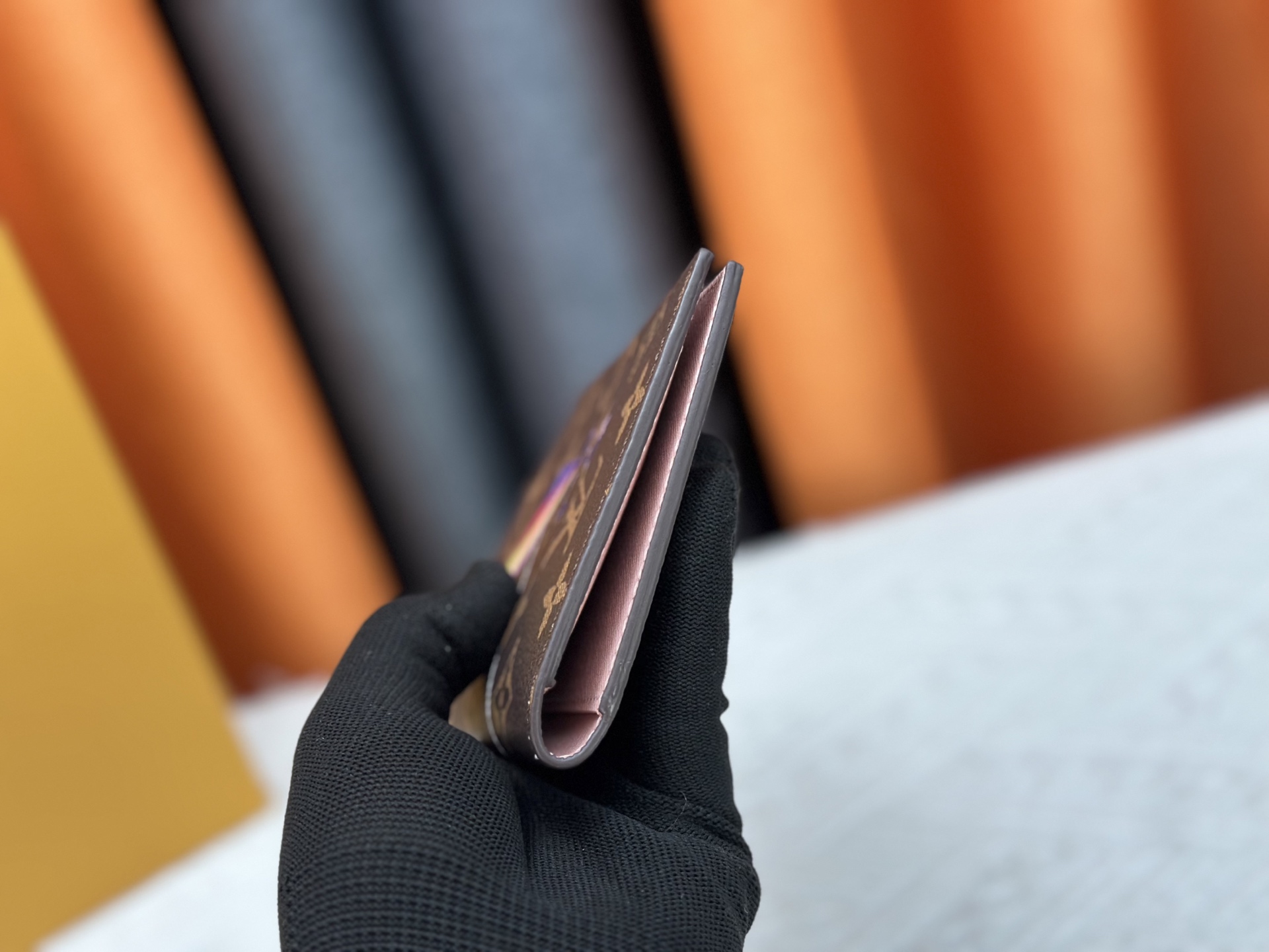 M64502老花丝印風筝パスポートケース - 贅沢な小牛皮内装と多機能デザイン