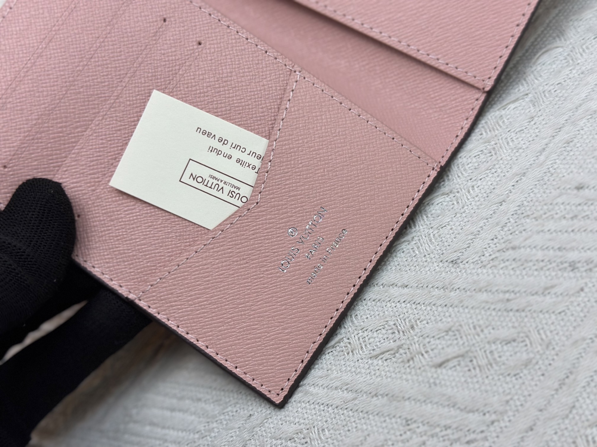 M64502老花丝印風筝パスポートケース - 贅沢な小牛皮内装と多機能デザイン