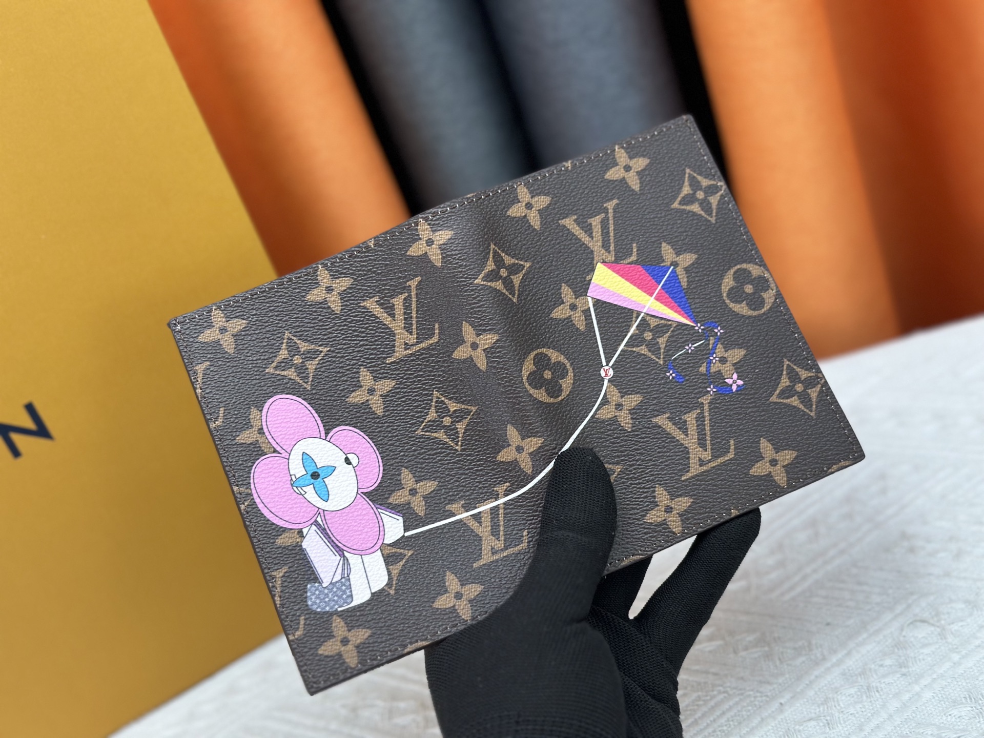 M64502老花丝印風筝パスポートケース - 贅沢な小牛皮内装と多機能デザイン