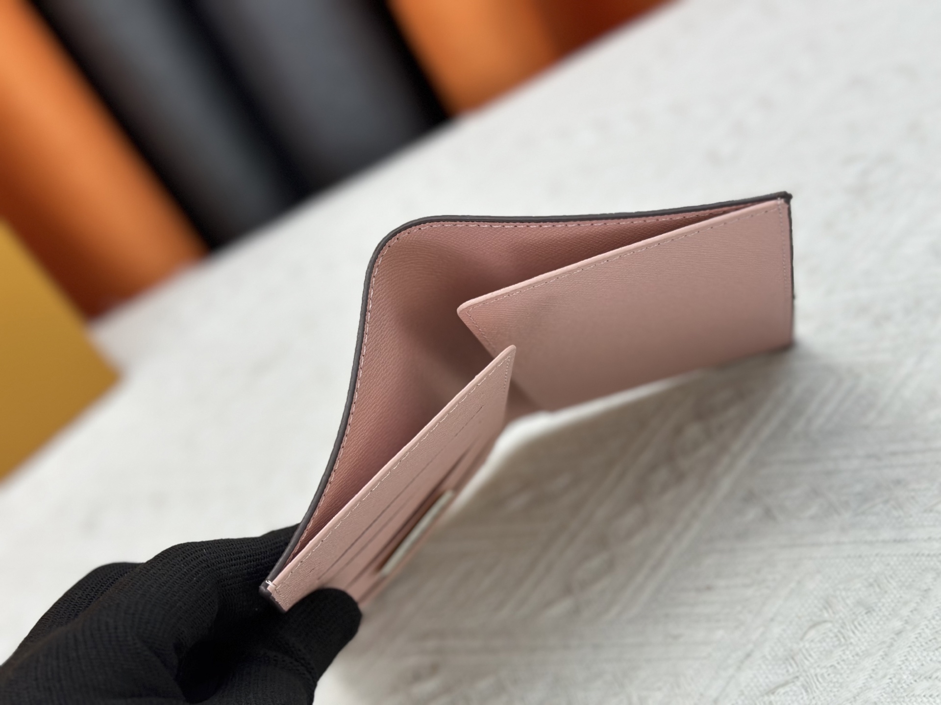 M64502老花丝印風筝パスポートケース - 贅沢な小牛皮内装と多機能デザイン