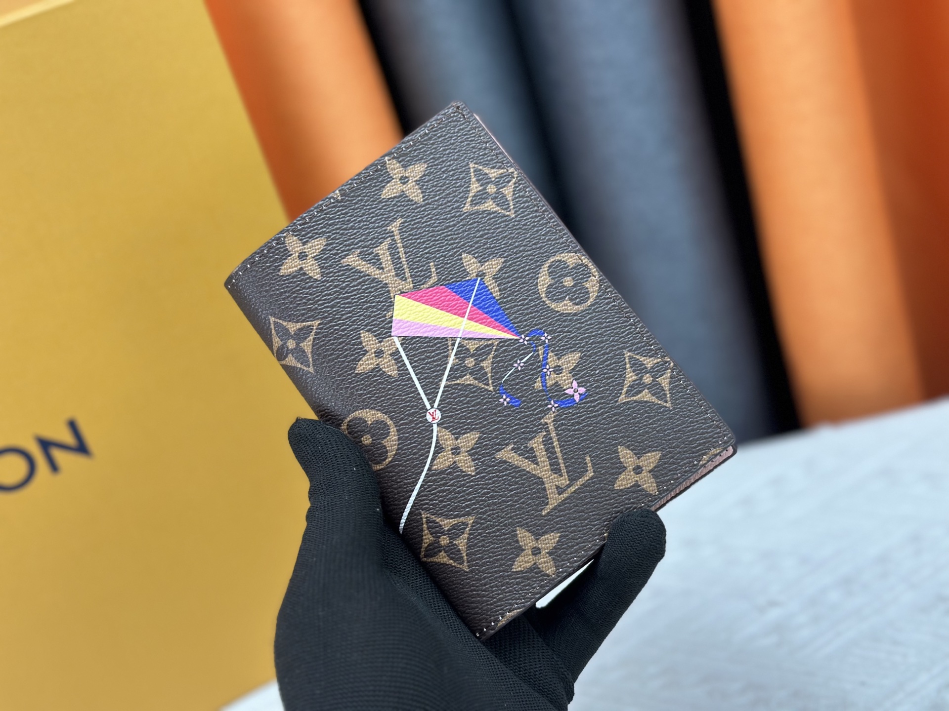 M64502老花丝印風筝パスポートケース - 贅沢な小牛皮内装と多機能デザイン