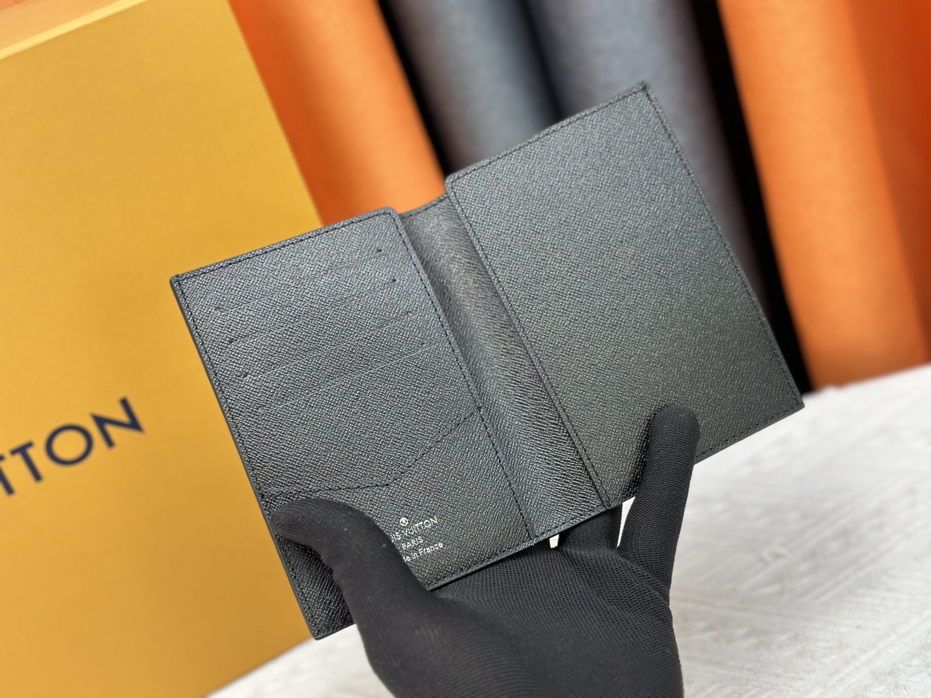 P180 高級ブランド M64502 ブラックシルクパスポートケース - スタイリッシュな旅行の必需品