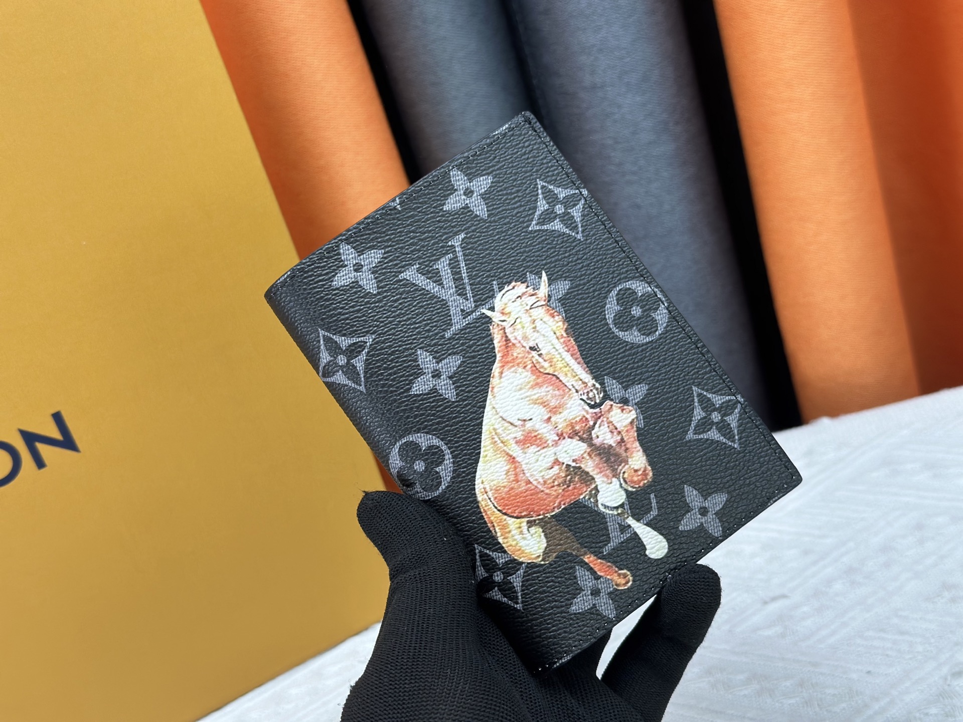 P180 高級ブランド M64502 ブラックシルクパスポートケース - スタイリッシュな旅行の必需品