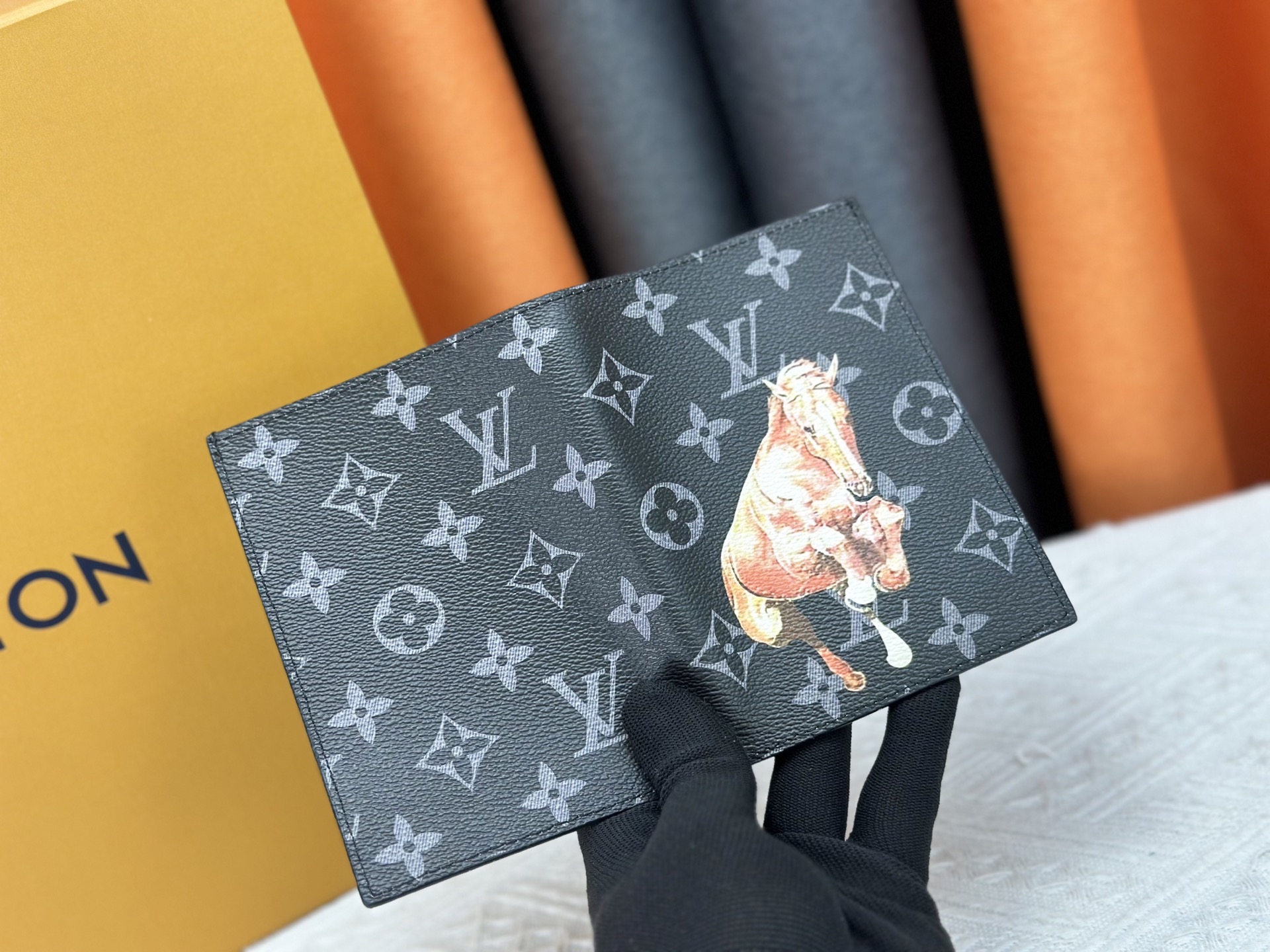 P180 高級ブランド M64502 ブラックシルクパスポートケース - スタイリッシュな旅行の必需品