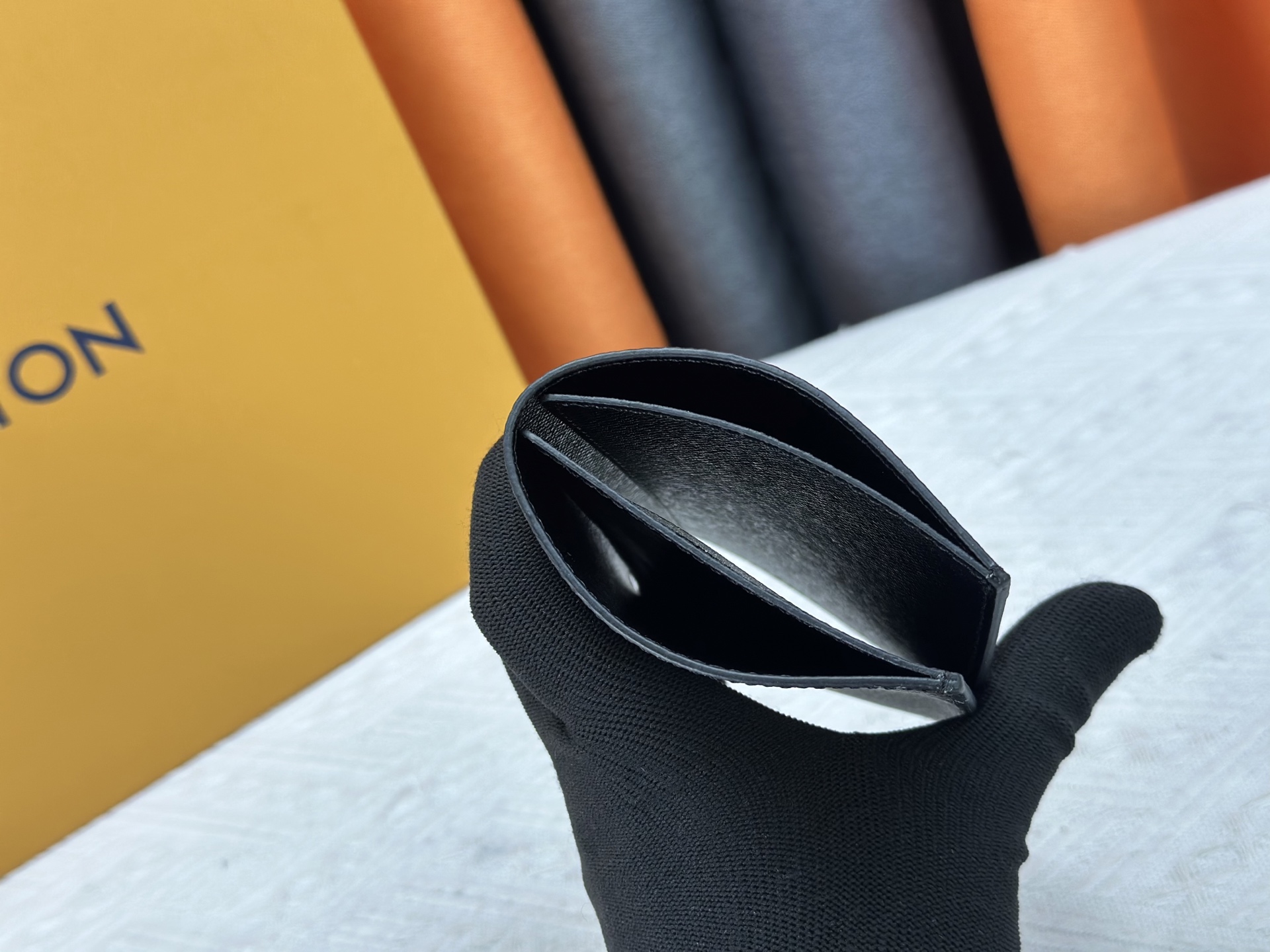 P180 高級ブランド M64502 ブラックシルクパスポートケース - スタイリッシュな旅行の必需品