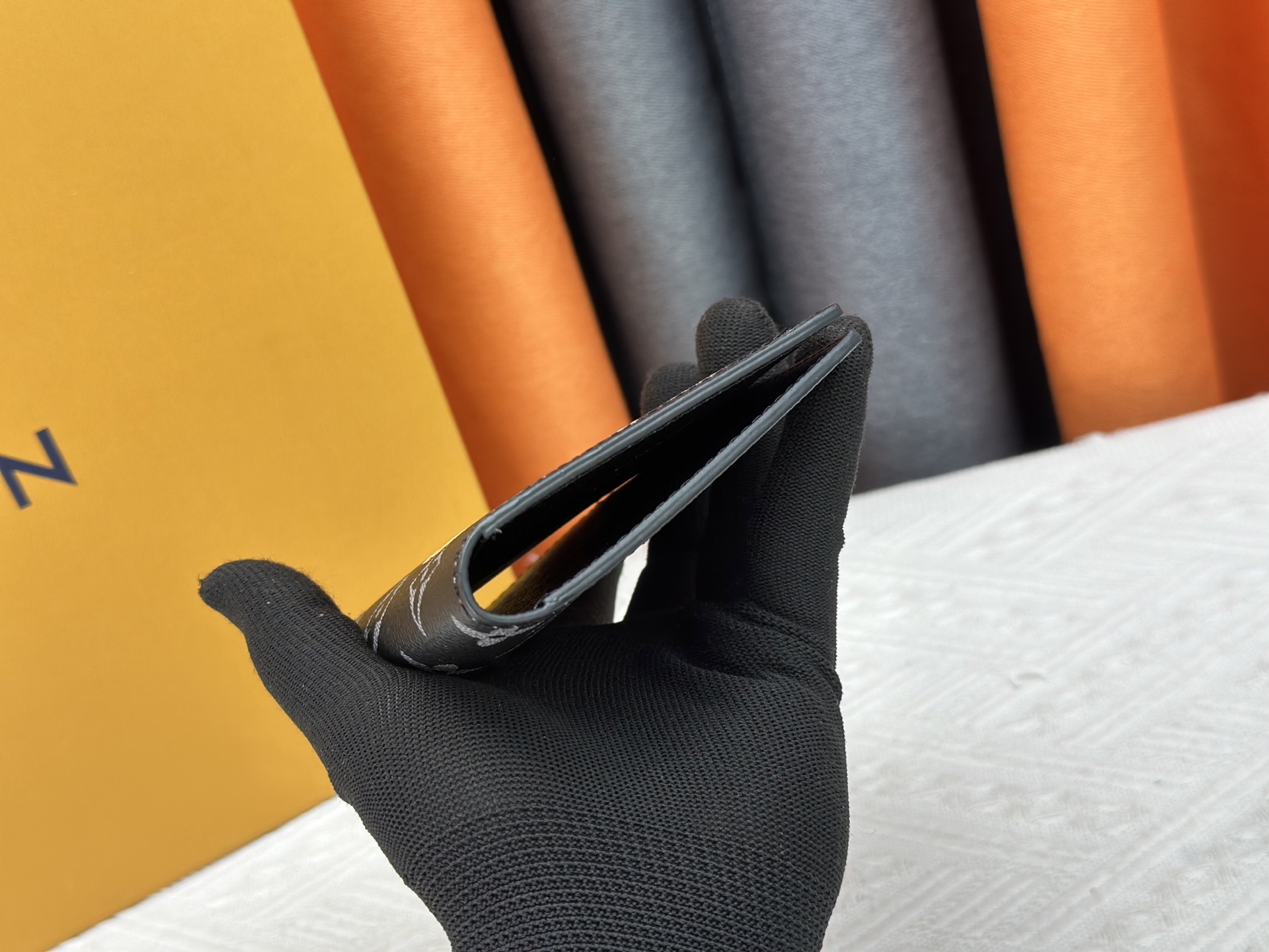 P180 高級ブランド M64502 ブラックシルクパスポートケース - スタイリッシュな旅行の必需品