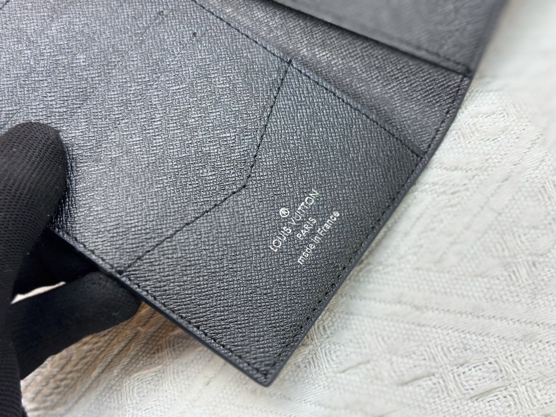 P180 高級ブランド M64502 ブラックシルクパスポートケース - スタイリッシュな旅行の必需品