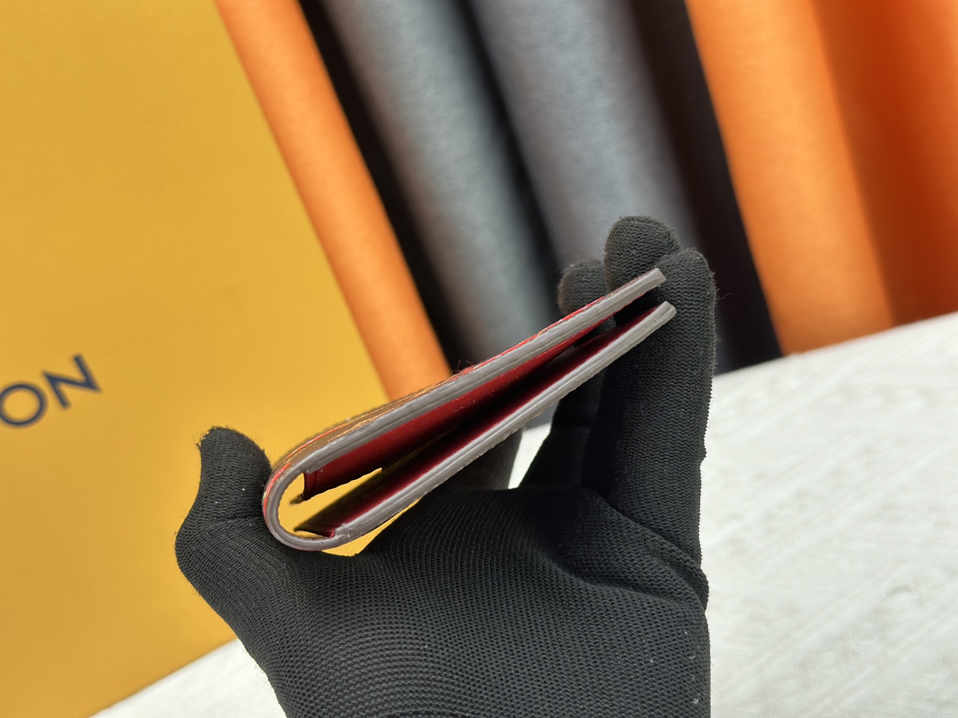 M64502老花樱桃パスポートケース｜粒纹小牛皮内衬・多隔层構造