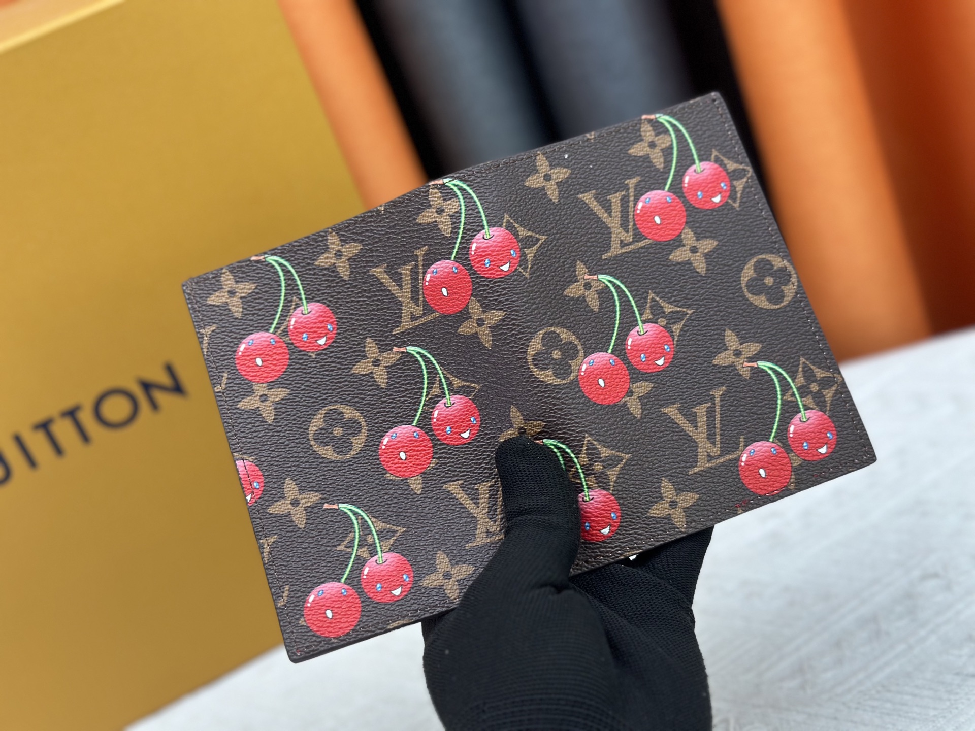 M64502老花樱桃パスポートケース｜粒纹小牛皮内衬・多隔层構造