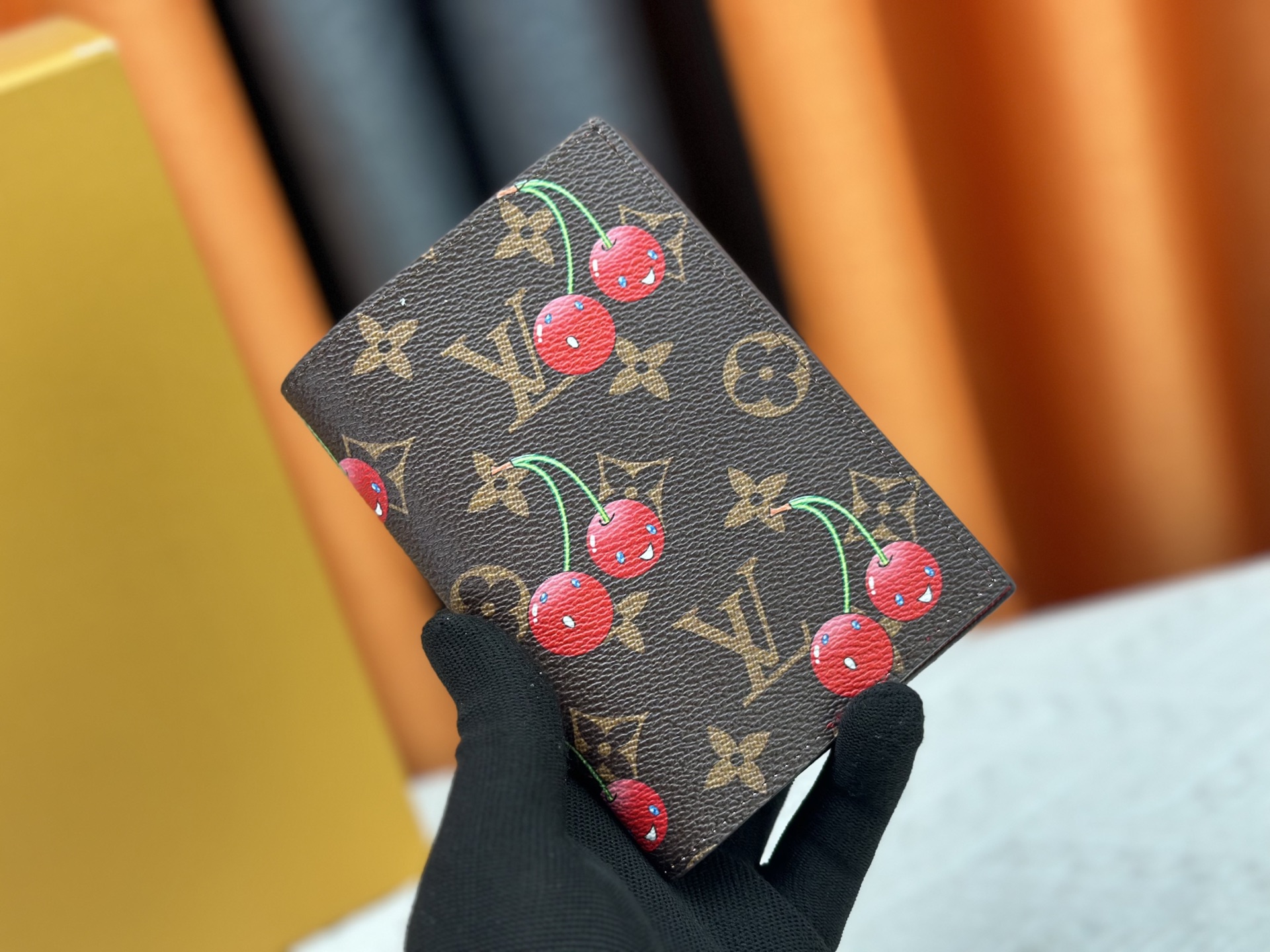 M64502老花樱桃パスポートケース｜粒纹小牛皮内衬・多隔层構造