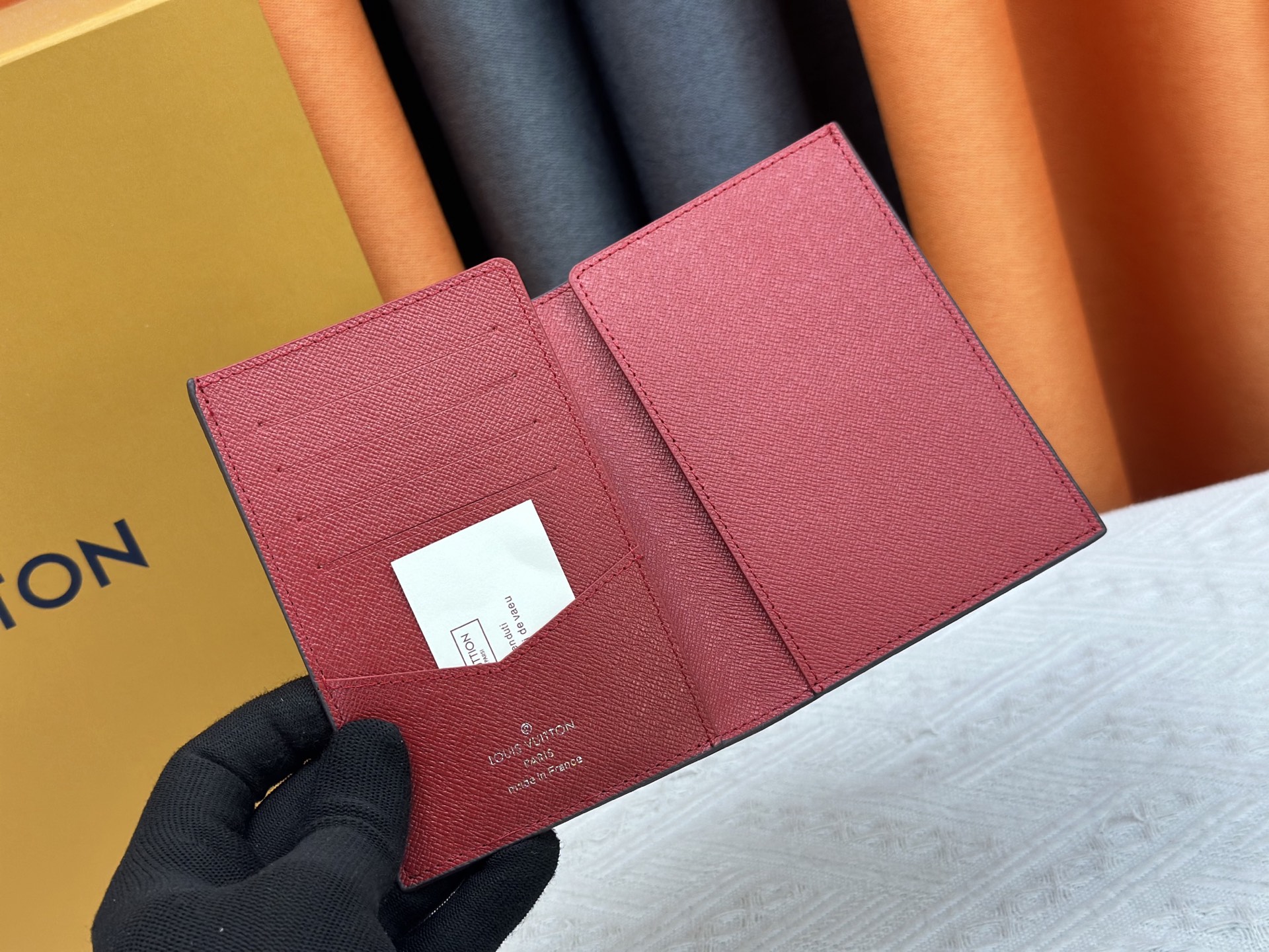 M64502老花樱桃パスポートケース｜粒纹小牛皮内衬・多隔层構造