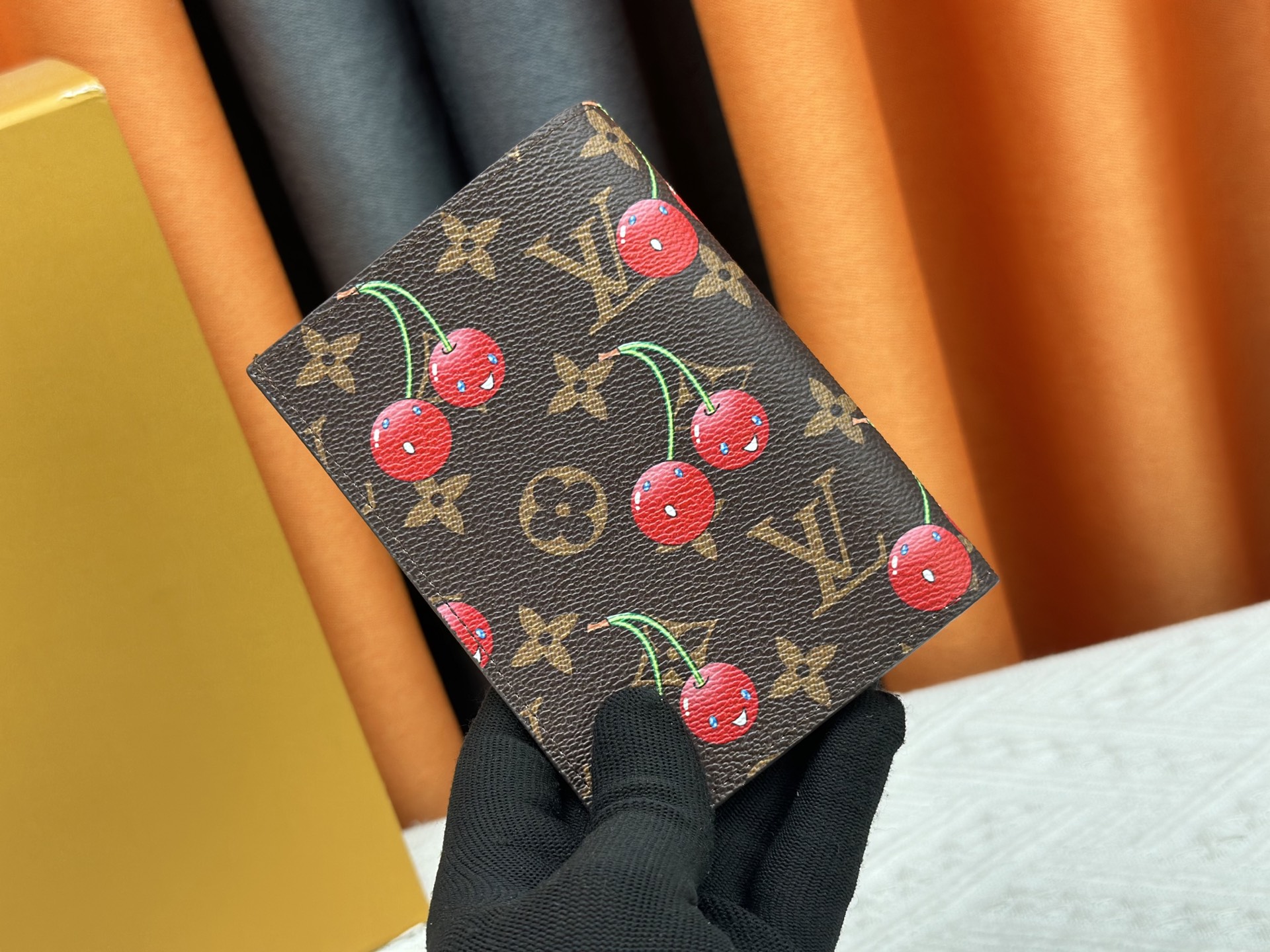 M64502老花樱桃パスポートケース｜粒纹小牛皮内衬・多隔层構造