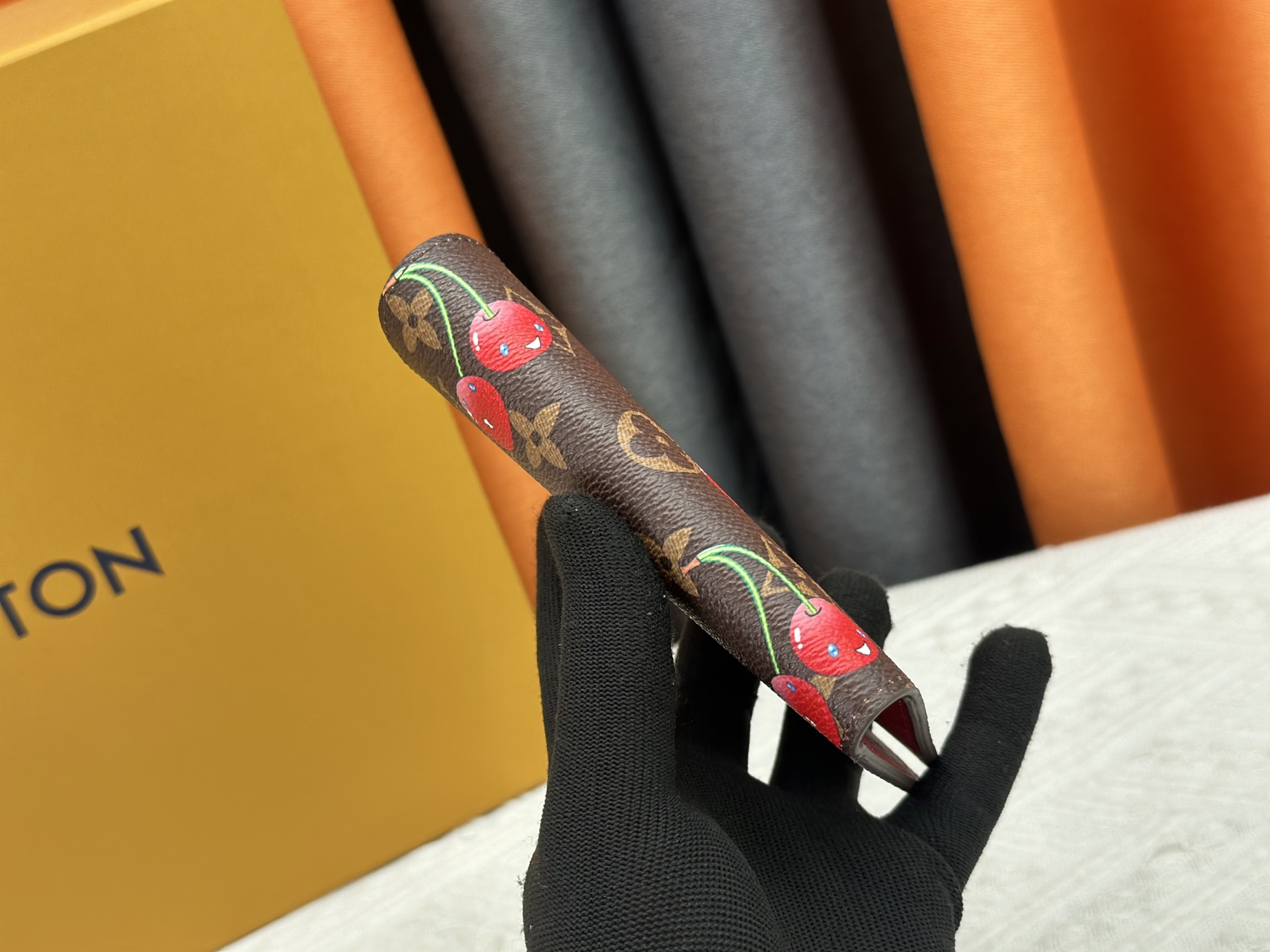 M64502老花樱桃パスポートケース｜粒纹小牛皮内衬・多隔层構造