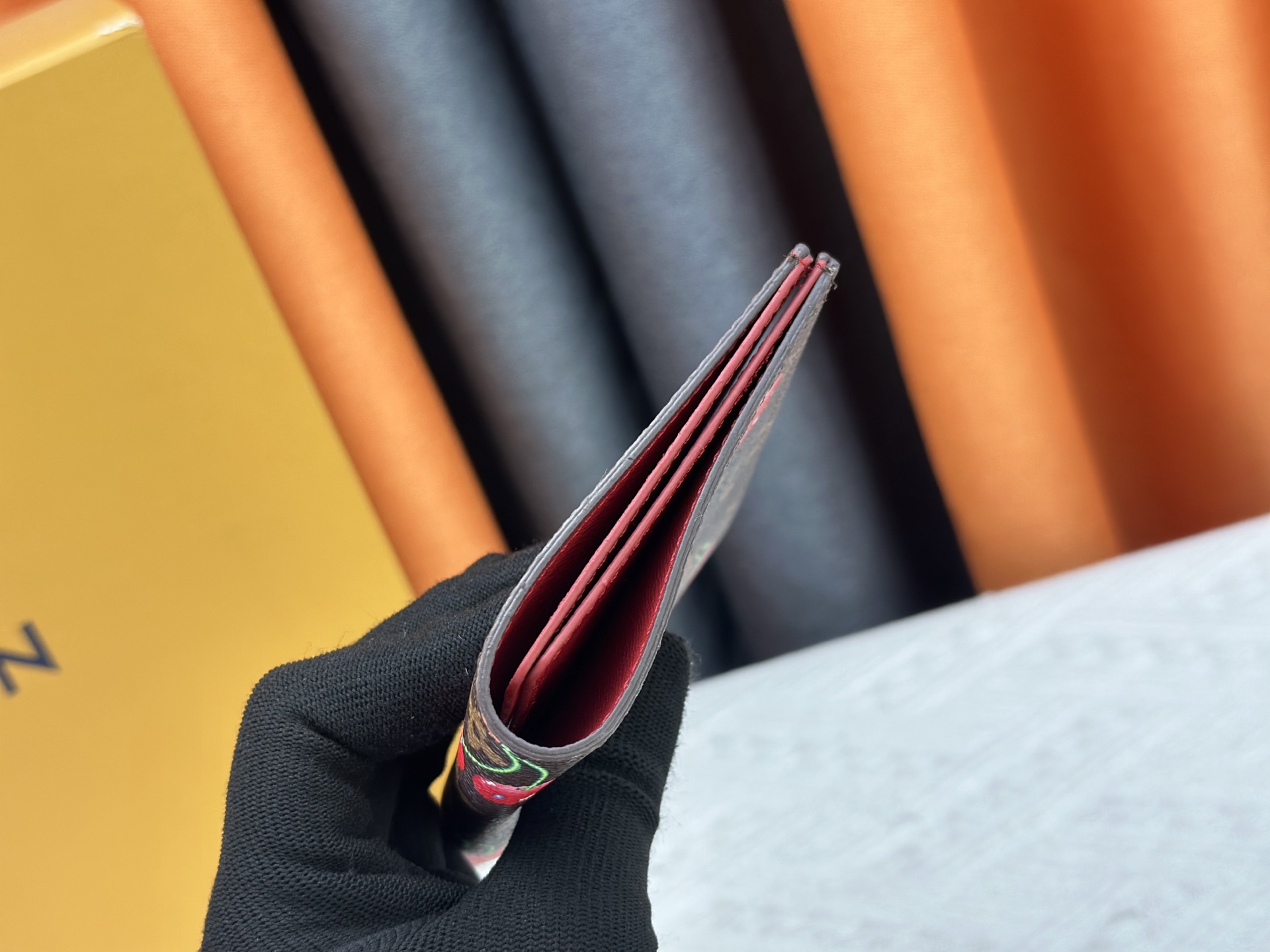 M64502老花樱桃パスポートケース｜粒纹小牛皮内衬・多隔层構造