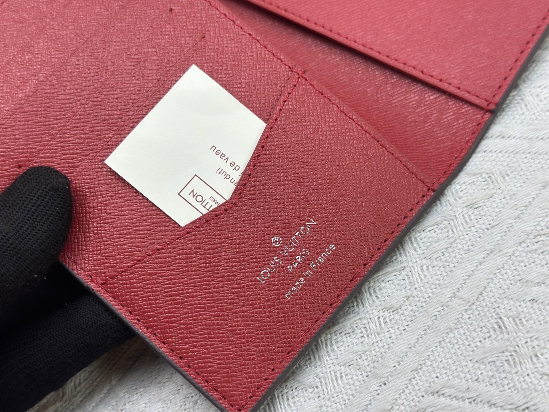 M64502老花樱桃パスポートケース｜粒纹小牛皮内衬・多隔层構造