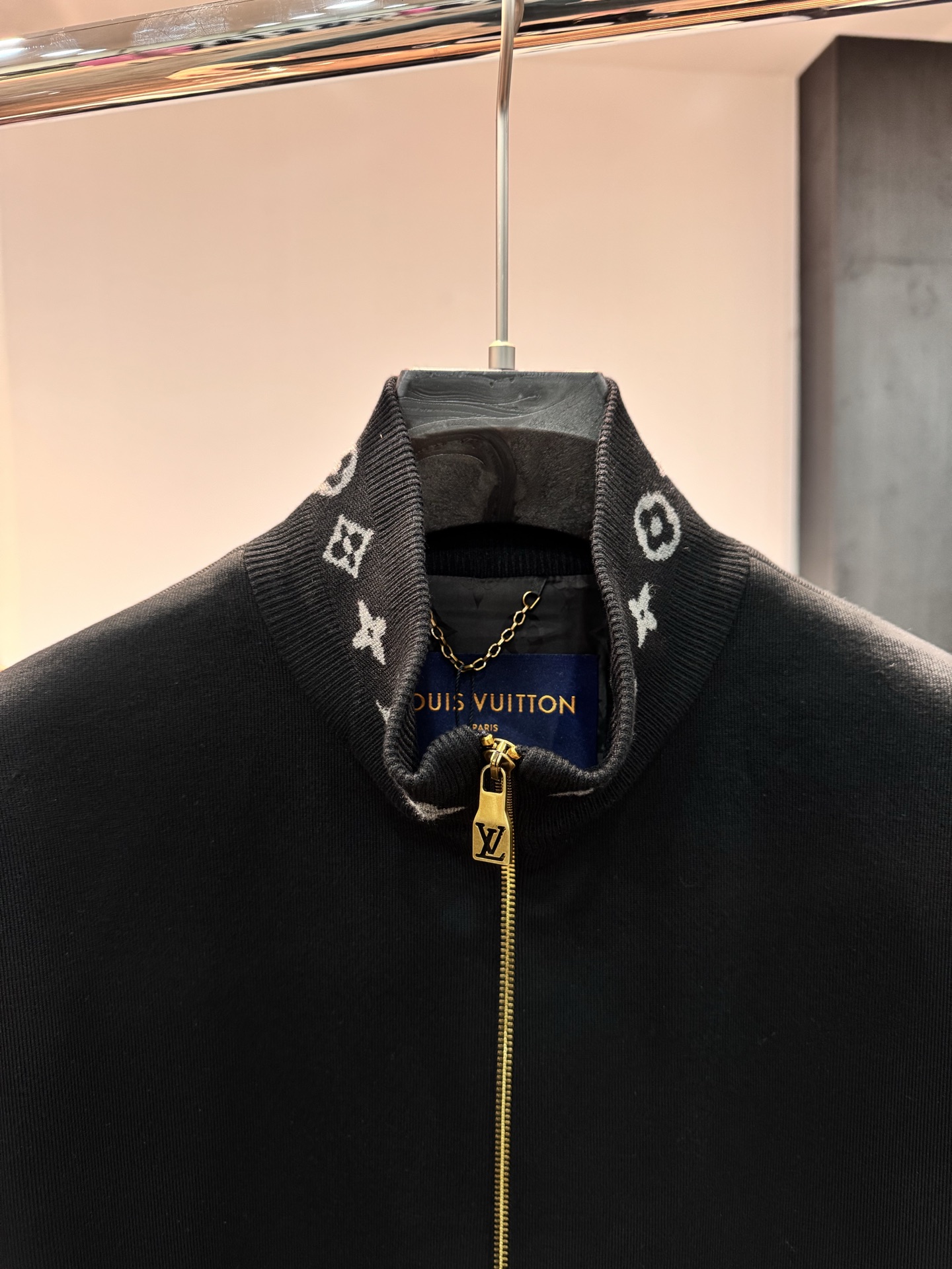 羽绒服 路易威登*🌈顶级原版 LV 冬季新款羽绒服，国标鹅绒，充绒量蓬松饱满，上身轻盈不负重，市面独家使