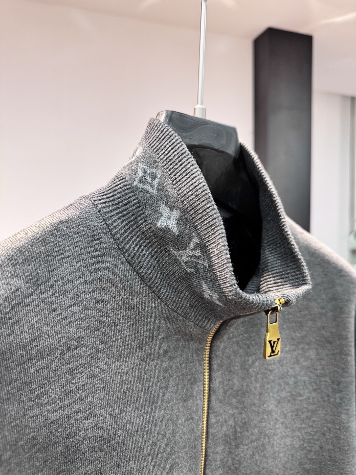 羽绒服 路易威登*🌈顶级原版 LV 冬季新款羽绒服，国标鹅绒，充绒量蓬松饱满，上身轻盈不负重，市面独家使