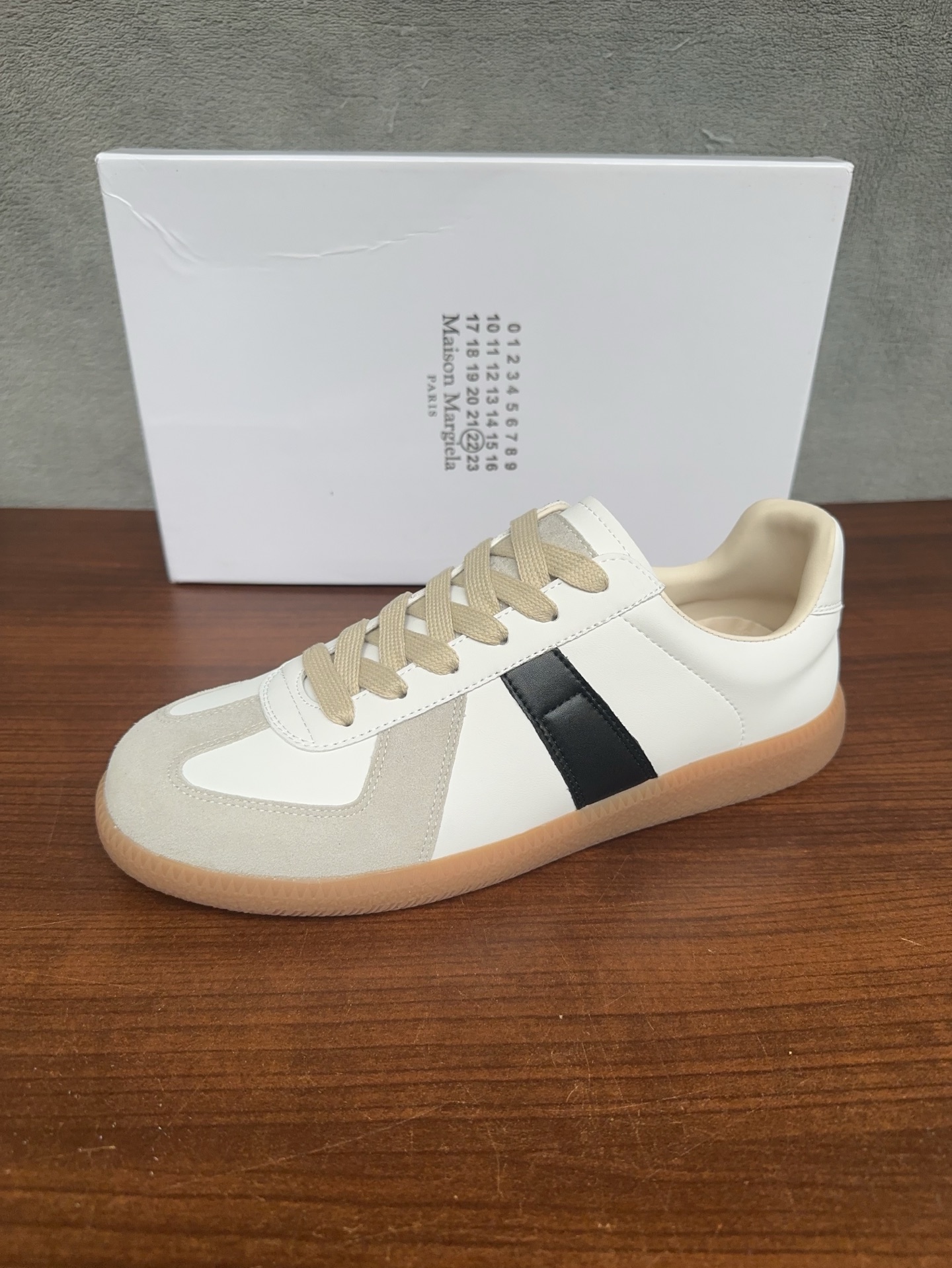 NO:953827,Real price Maison Margiela Margiela training, this pair of moral training is so popular, a pair of classic white shoes that all Instagram style bloggers have bought. They feel comfortable and easy to match. The texture is invincible, original 1:1, imported cowhide material, imported sheepskin lining, original outsole. Women's model 35-40, men's model 40-44, masion margiela, cowhide, sheepskin19860909实价Maison Margiela 马吉拉德训,这双德训实在太火了 ins穿搭博主都有入的一双经典小白鞋 脚感舒适又巨好搭 质感无敌好,原版1:1, 面料进口牛皮 内里进口羊皮 大底原版大底 女款35 －40男款40 －44,,masion margiela,cowhide,sheepskin,Men's shoes