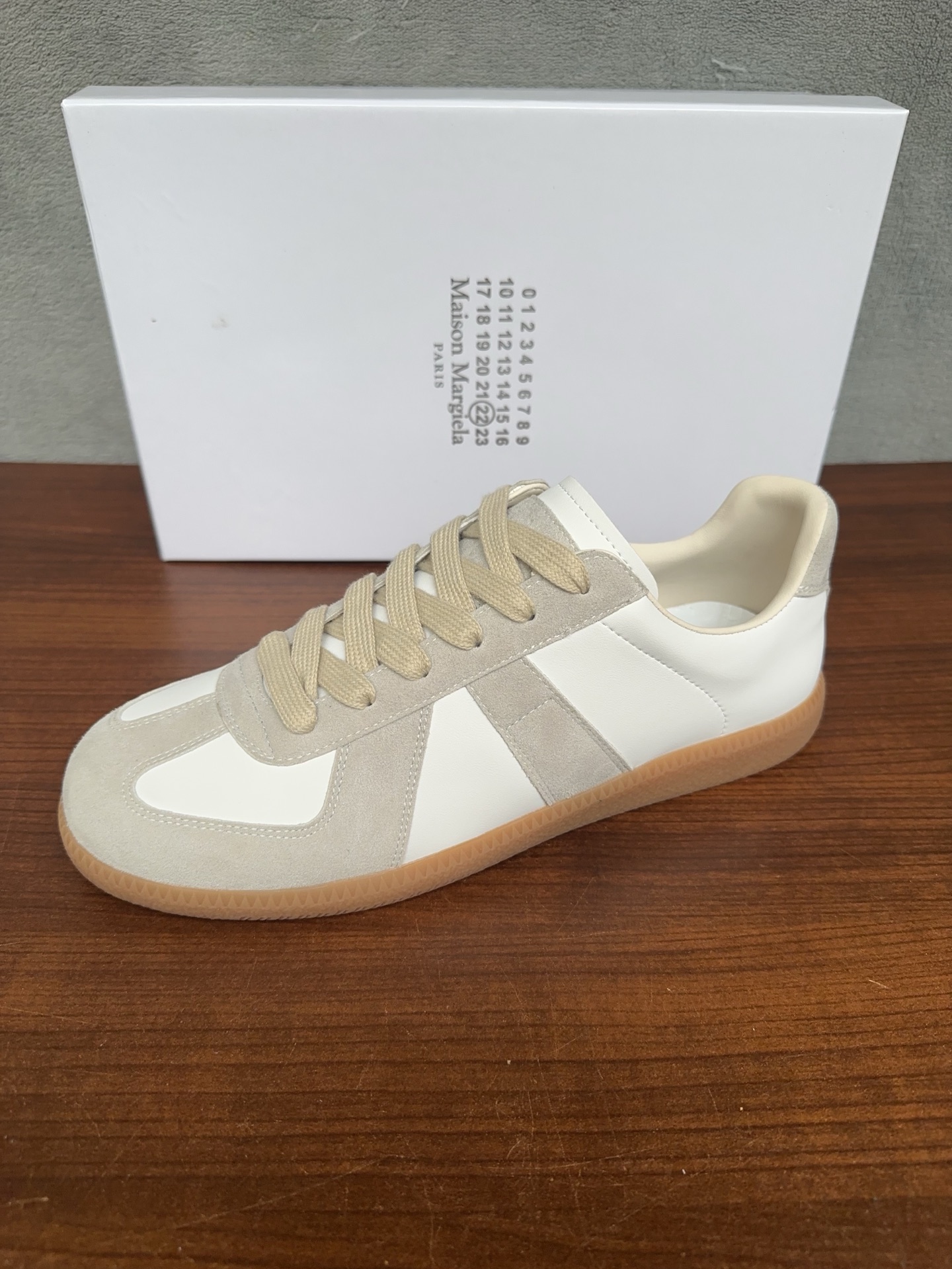 NO:953836,Maison Margiela Maison Margiela, this pair of moral training is so popular, a pair of classic white shoes that all ins style bloggers have bought. They feel comfortable and easy to match. The texture is invincible, original 1:1, imported cowhide material, imported sheepskin lining, original outsole, women's model 35-40, men's model 40-44, masion margiela,cowhide,sheepskin19860909Maison Margiela 马吉拉德训,这双德训实在太火了 ins穿搭博主都有入的一双经典小白鞋 脚感舒适又巨好搭 质感无敌好,原版1:1, 面料进口牛皮 内里进口羊皮 大底原版大底 女款35 －40男款40 －44,,masion margiela,cowhide,sheepskin,Men's shoes