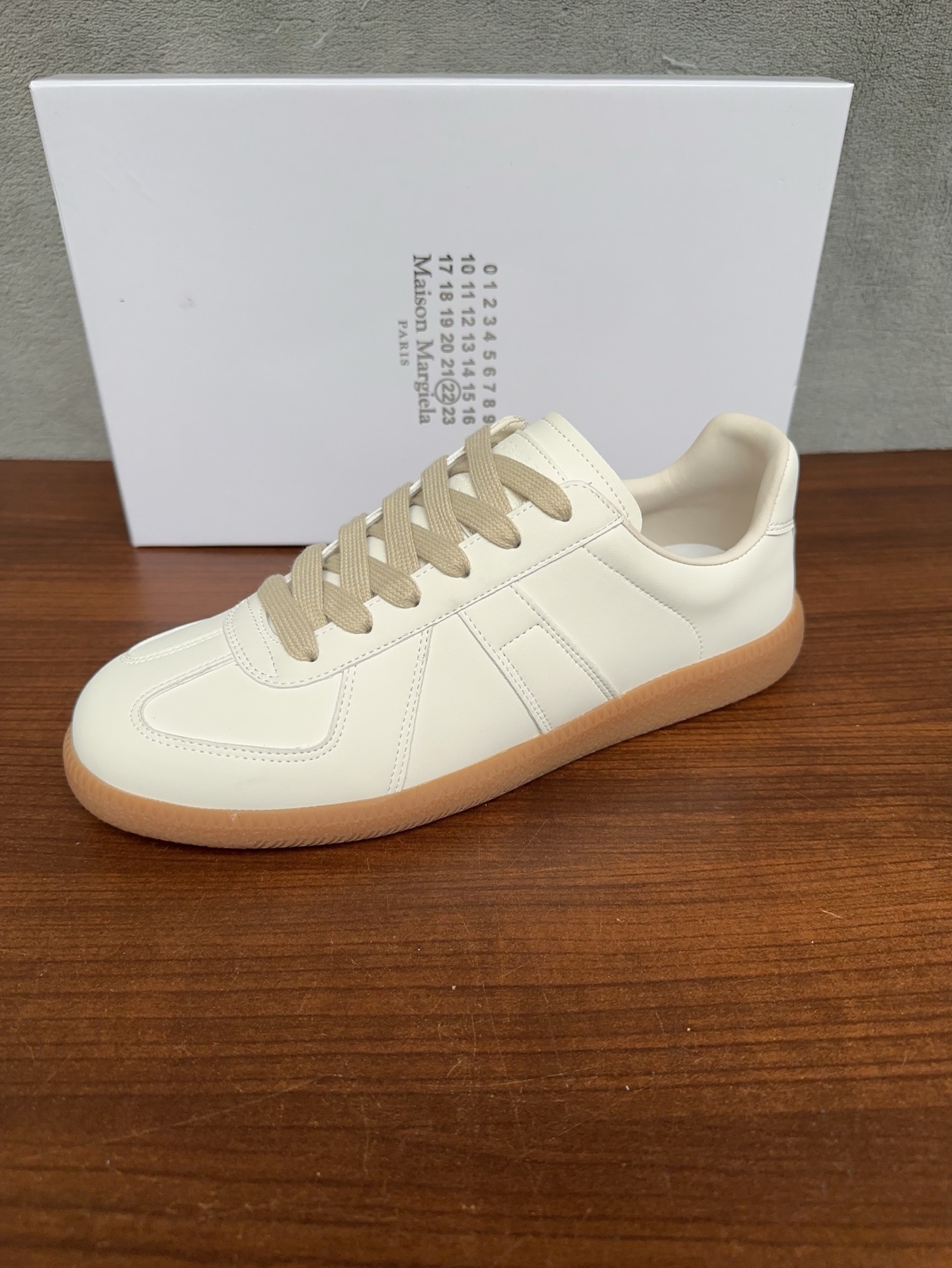 NO:953844,Affordable off-white leather Maison Margiela Maison Margiela, this pair of moral training is so popular, a pair of classic white shoes that all Instagram style bloggers have bought. They feel comfortable and easy to match. The texture is incomparable, original 1:1, fabric imported cowhide, lining imported sheepskin outsole original outsole, women's model 35-40, men's model 40-44, masion margiela,cowhide,sheepskin19860909实价米白皮 Maison Margiela 马吉拉德训,这双德训实在太火了 ins穿搭博主都有入的一双经典小白鞋 脚感舒适又巨好搭 质感无敌好,原版1:1, 面料进口牛皮 内里进口羊皮 大底原版大底 女款35 －40男款40 －44,,masion margiela,cowhide,sheepskin,Men's shoes