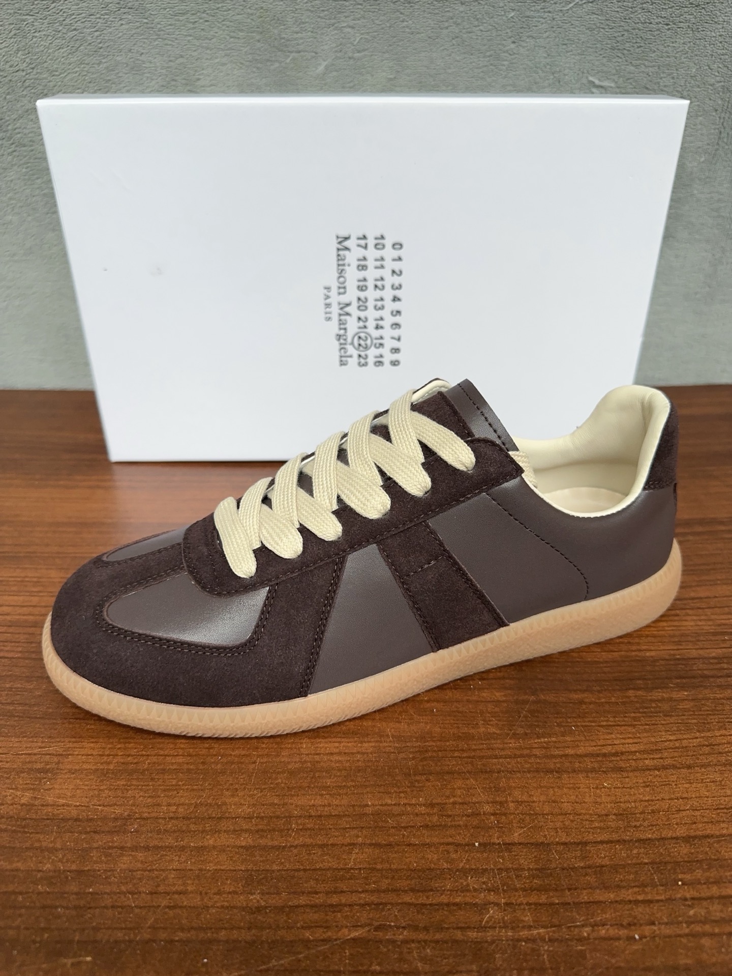 NO:953865,Real price Maison Margiela Maison Margiela, this pair of moral training is so popular, a pair of classic white shoes that all Instagram style bloggers have bought. They feel comfortable and easy to match. The texture is invincible, original 1:1, imported cowhide material, imported sheepskin lining, original outsole. Women's model 35-40, men's model 40-44, masion margiela,cowhide,sheepskin19860909实价 Maison Margiela 马吉拉德训,这双德训实在太火了 ins穿搭博主都有入的一双经典小白鞋 脚感舒适又巨好搭 质感无敌好,原版1:1, 面料进口牛皮 内里进口羊皮 大底原版大底 女款35 －40男款40 －44,,masion margiela,cowhide,sheepskin,Men's shoes