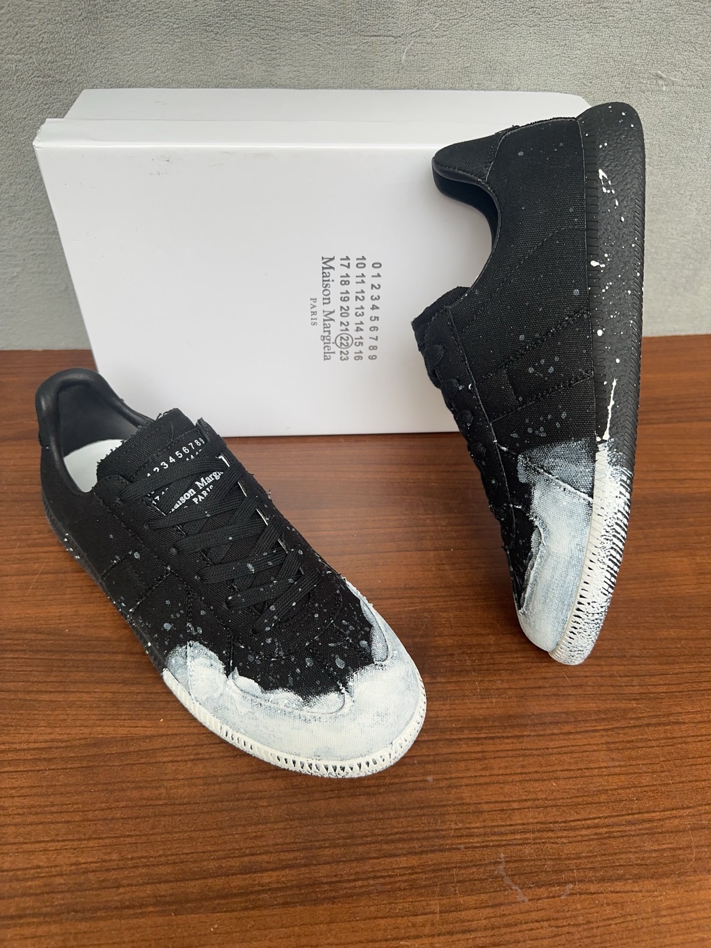 NO:953793,Real price Maison Margiela Maison Margiela, this pair of moral training is so popular, a pair of classic white shoes that all Instagram fashion bloggers have bought. They feel comfortable and easy to match. The texture is invincible, original, the fabric is imported cowhide, the lining is imported sheepskin, the original outsole, women's model 35-40, men's model 40-44, masion margiela,cowhide,sheepskin19860909实价 Maison Margiela 马吉拉德训,这双德训实在太火了 ins穿搭博主都有入的一双经典小白鞋 脚感舒适又巨好搭 质感无敌好,原版, 面料进口牛皮 内里进口羊皮 大底原版大底 女款35 －40男款40 －44,,masion margiela,cowhide,sheepskin,Men's shoes