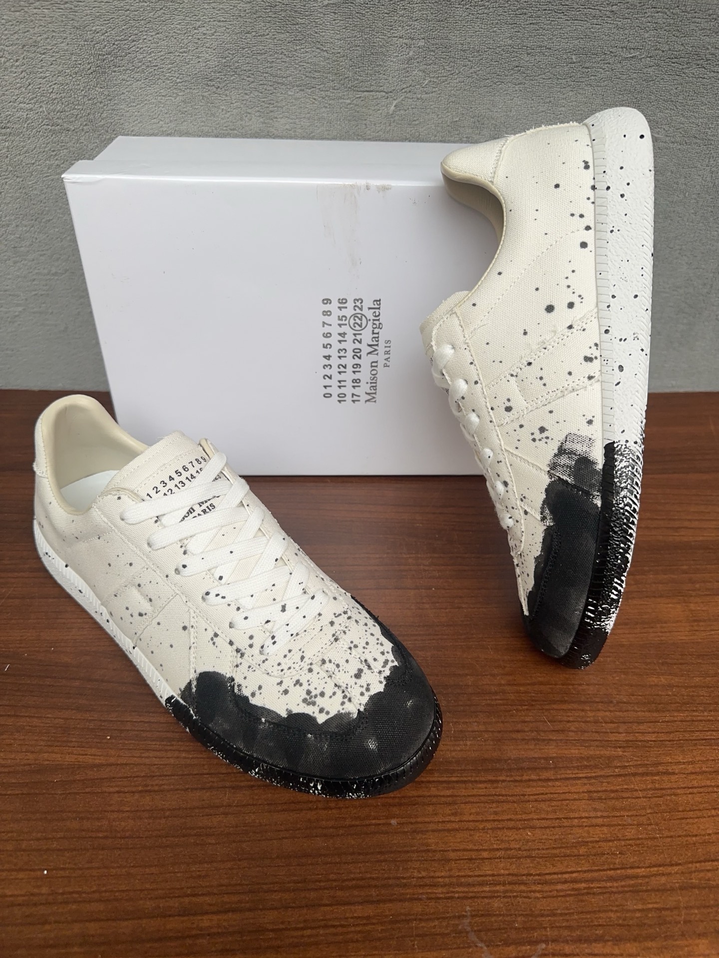 NO:953803,Real price Maison Margiela Margiela training, this pair of moral training is so popular, a pair of classic white shoes that all Instagram style bloggers have bought. They feel comfortable and easy to match. The texture is invincible, original, the fabric is imported cowhide, the lining is imported sheepskin, the original outsole, women's model 35-40, men's model 40-44, masion margiela,cowhide,sheepskin19860909实价Maison Margiela 马吉拉德训,这双德训实在太火了 ins穿搭博主都有入的一双经典小白鞋 脚感舒适又巨好搭 质感无敌好,原版, 面料进口牛皮 内里进口羊皮 大底原版大底 女款35 －40男款40 －44,,masion margiela,cowhide,sheepskin,Men's shoes