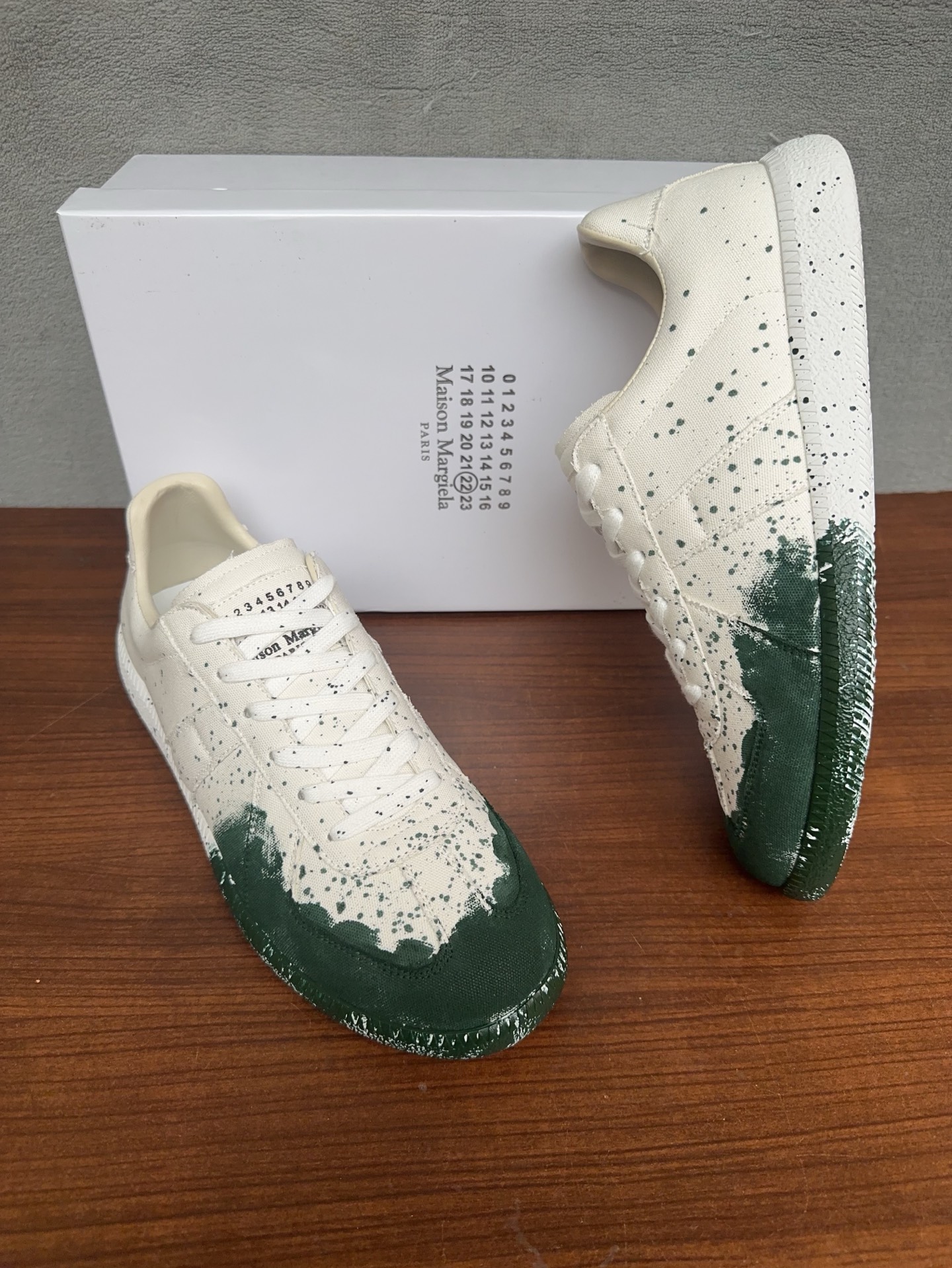 NO:953810,Real price Maison Margiela Margiela training, this pair of moral training is so popular, a pair of classic white shoes that all Instagram style bloggers have bought. They feel comfortable and easy to match. The texture is invincible, original, the fabric is imported cowhide, the lining is imported sheepskin, the original outsole, women's model 35-40, men's model 40-44, masion margiela,cowhide,sheepskin19860909实价Maison Margiela 马吉拉德训,这双德训实在太火了 ins穿搭博主都有入的一双经典小白鞋 脚感舒适又巨好搭 质感无敌好,原版, 面料进口牛皮 内里进口羊皮 大底原版大底 女款35 －40男款40 －44,,masion margiela,cowhide,sheepskin,Men's shoes
