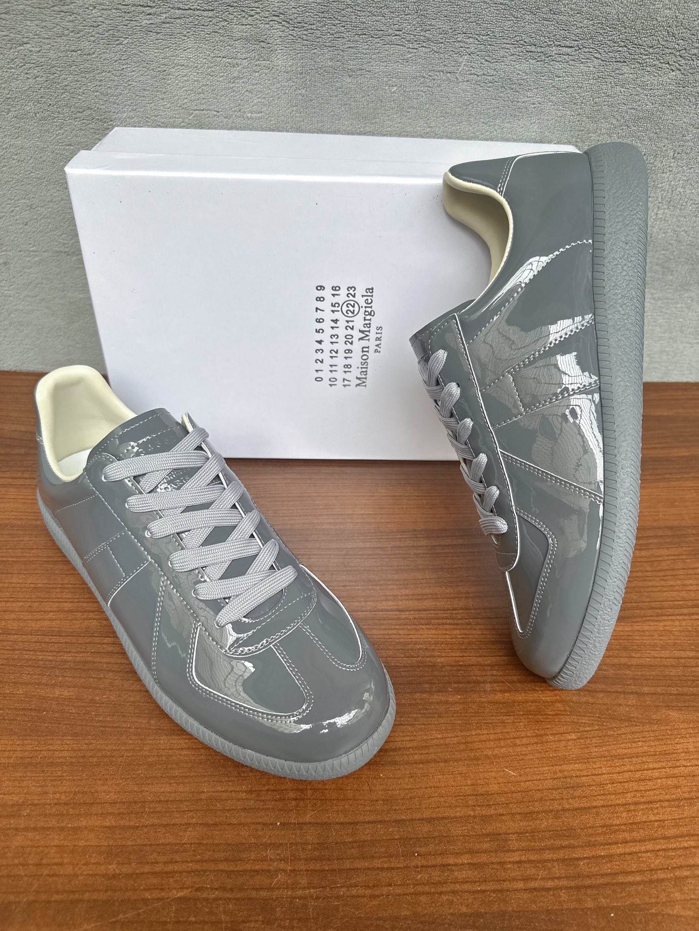 NO:953862,Real price Maison Margiela Maison Margiela, this pair of moral training is so popular, a pair of classic white shoes that all Instagram style bloggers have bought. They feel comfortable and easy to match. The texture is invincible, original, the fabric is imported patent leather, the lining is imported sheepskin, the original outsole, women's model 35-40, men's model 40-44 45.46.47 Custom-made, masion margiela, sheepskin19860909实价Maison Margiela 马吉拉德训,这双德训实在太火了 ins穿搭博主都有入的一双经典小白鞋 脚感舒适又巨好搭 质感无敌好,原版, 面料进口漆皮 内里进口羊皮 大底原版大底 女款35 －40男款40 －44 45.46.47 定做,,masion margiela,sheepskin,Men's shoes