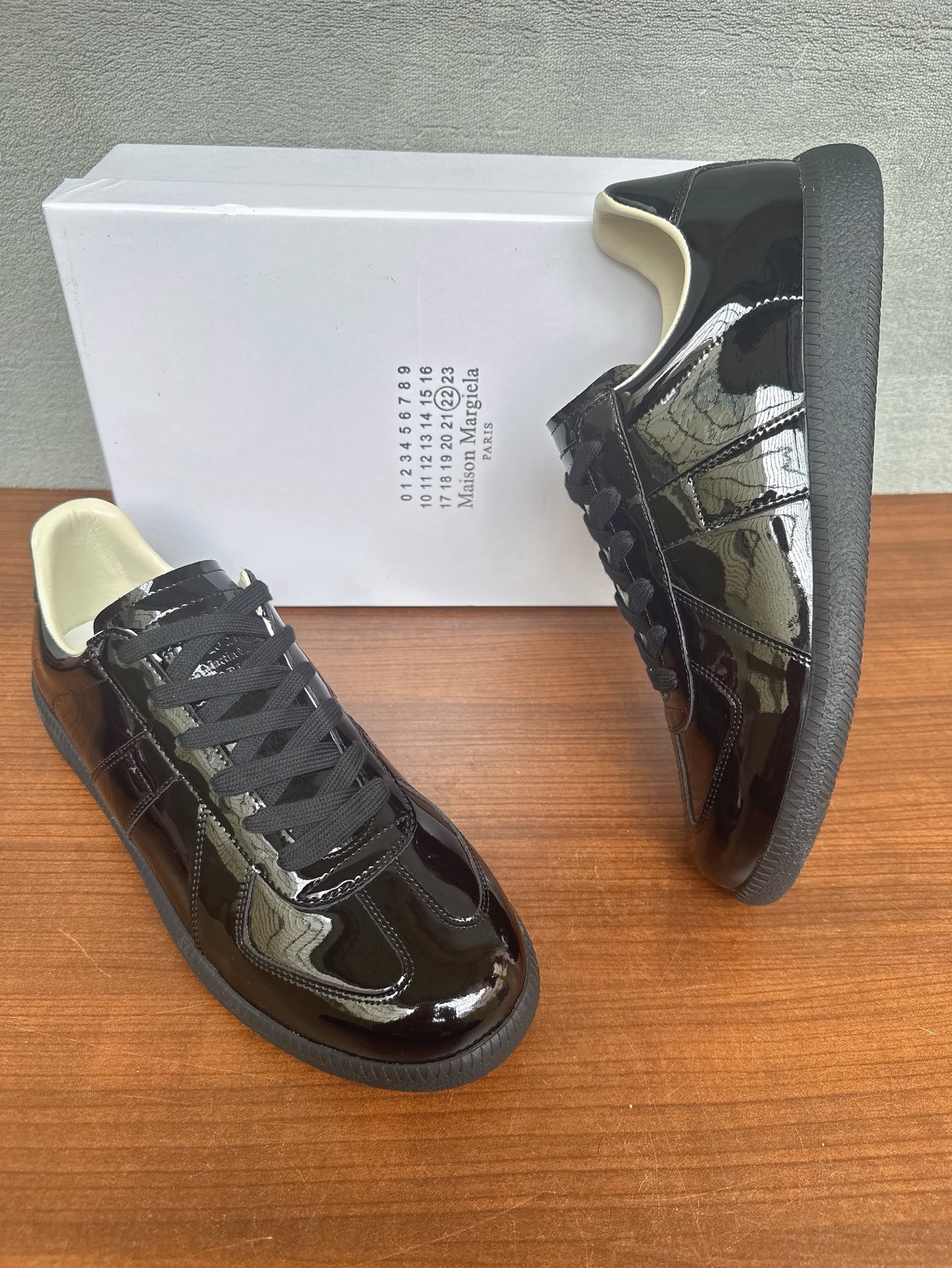 NO:953854,Real price Maison Margiela Maison Margiela, this pair of moral training is so popular, a pair of classic white shoes that all Instagram style bloggers have bought. They feel comfortable and easy to match. The texture is invincible, original, the fabric is imported patent leather, the lining is imported sheepskin, the original outsole, women's model 35-40, men's model 40-44 45.46.47 Custom-made, masion margiela, sheepskin19860909实价Maison Margiela 马吉拉德训,这双德训实在太火了 ins穿搭博主都有入的一双经典小白鞋 脚感舒适又巨好搭 质感无敌好,原版, 面料进口漆皮 内里进口羊皮 大底原版大底 女款35 －40男款40 －44 45.46.47 定做,,masion margiela,sheepskin,Men's shoes